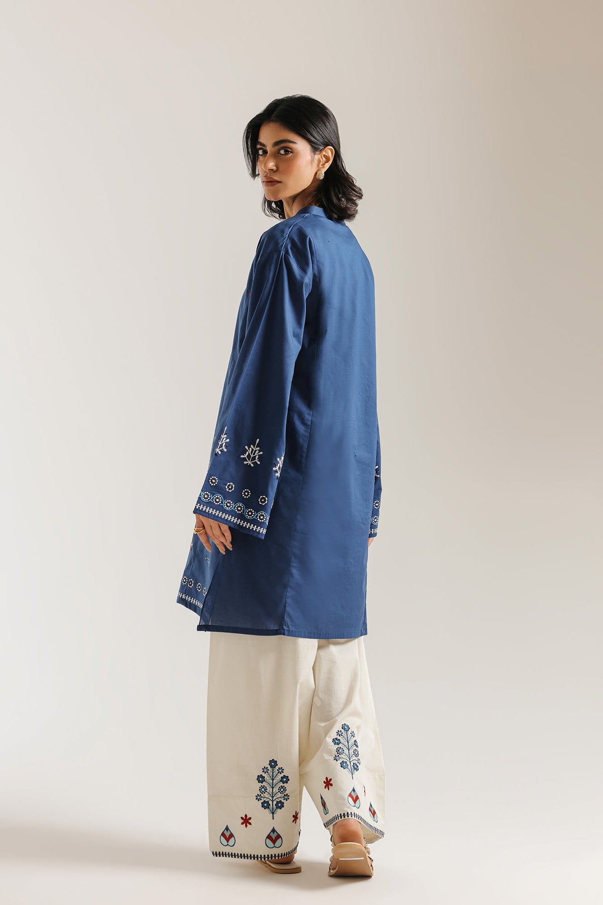 EMBROIDERED SUIT (E7824/102/626)