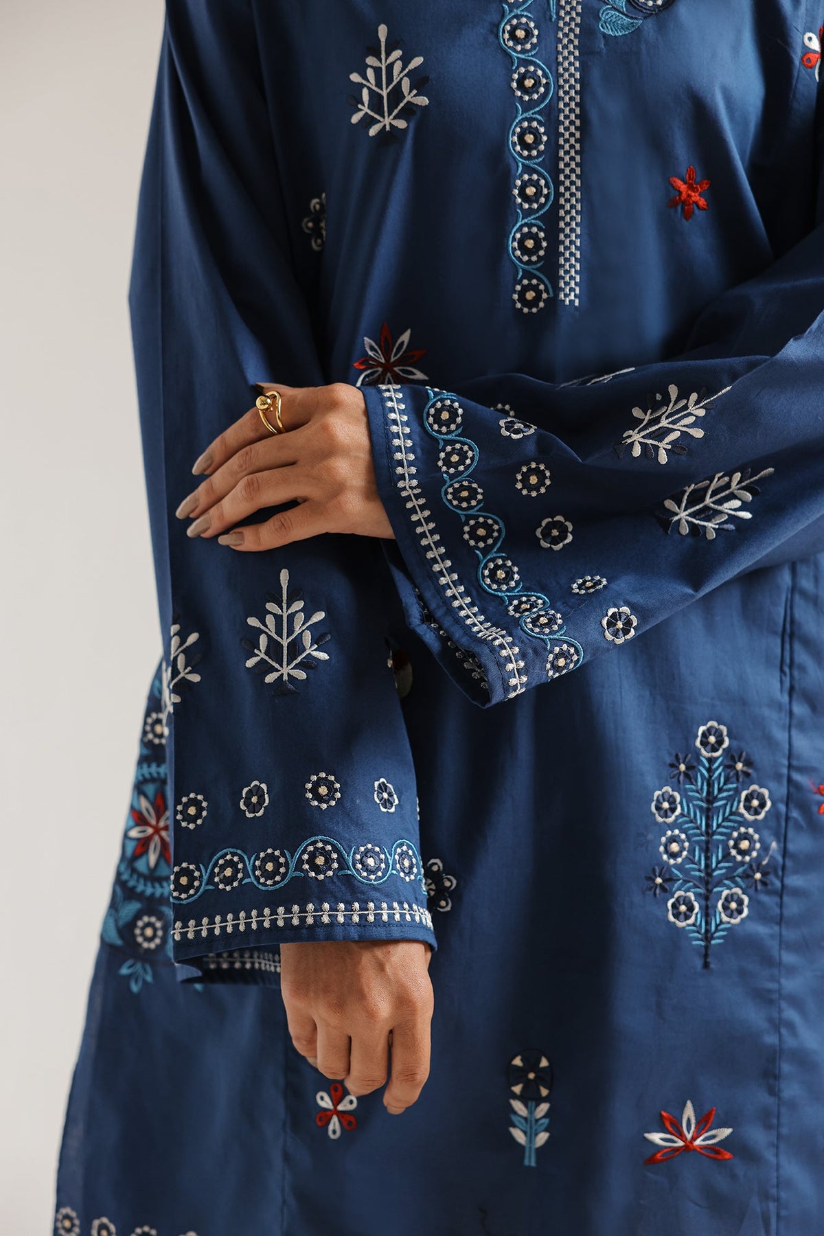 EMBROIDERED SUIT (E7824/102/626)