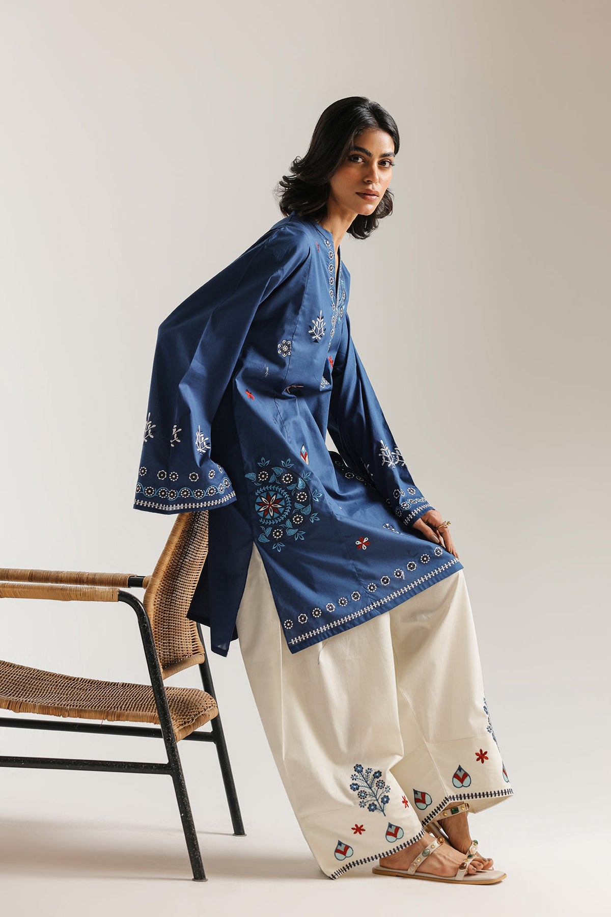EMBROIDERED SUIT (E7824/102/626)