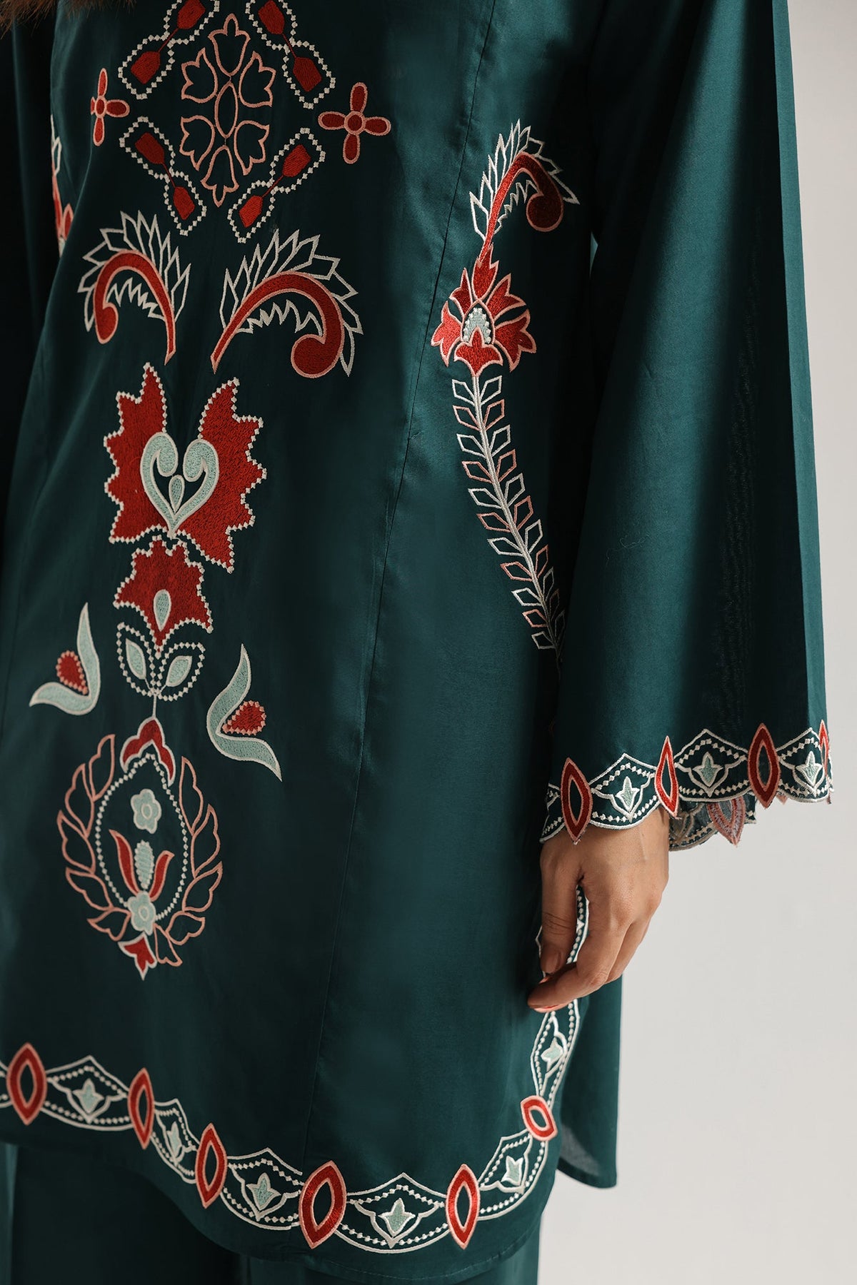 EMBROIDERED SUIT (E7826/102/704)