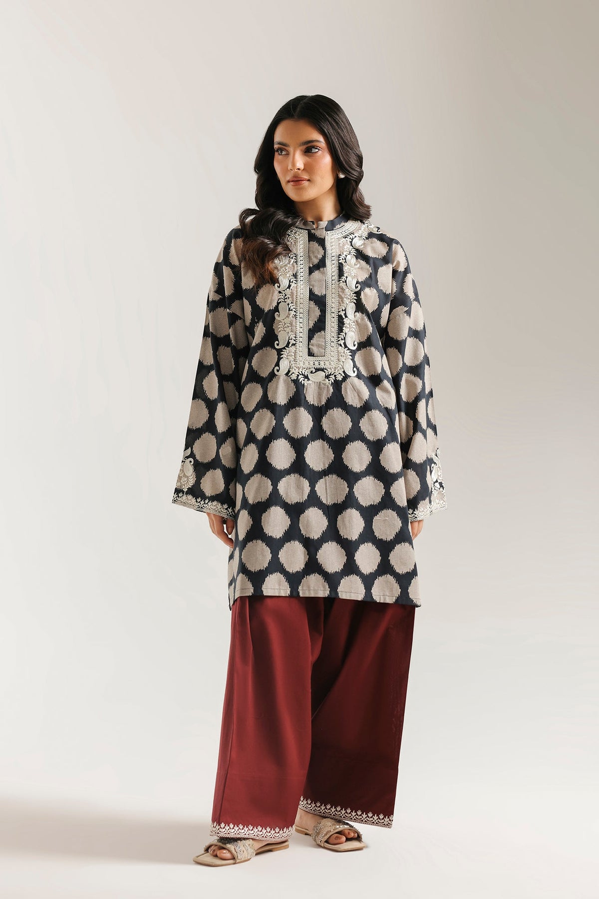 EMBROIDERED SUIT (E7831/102/902)