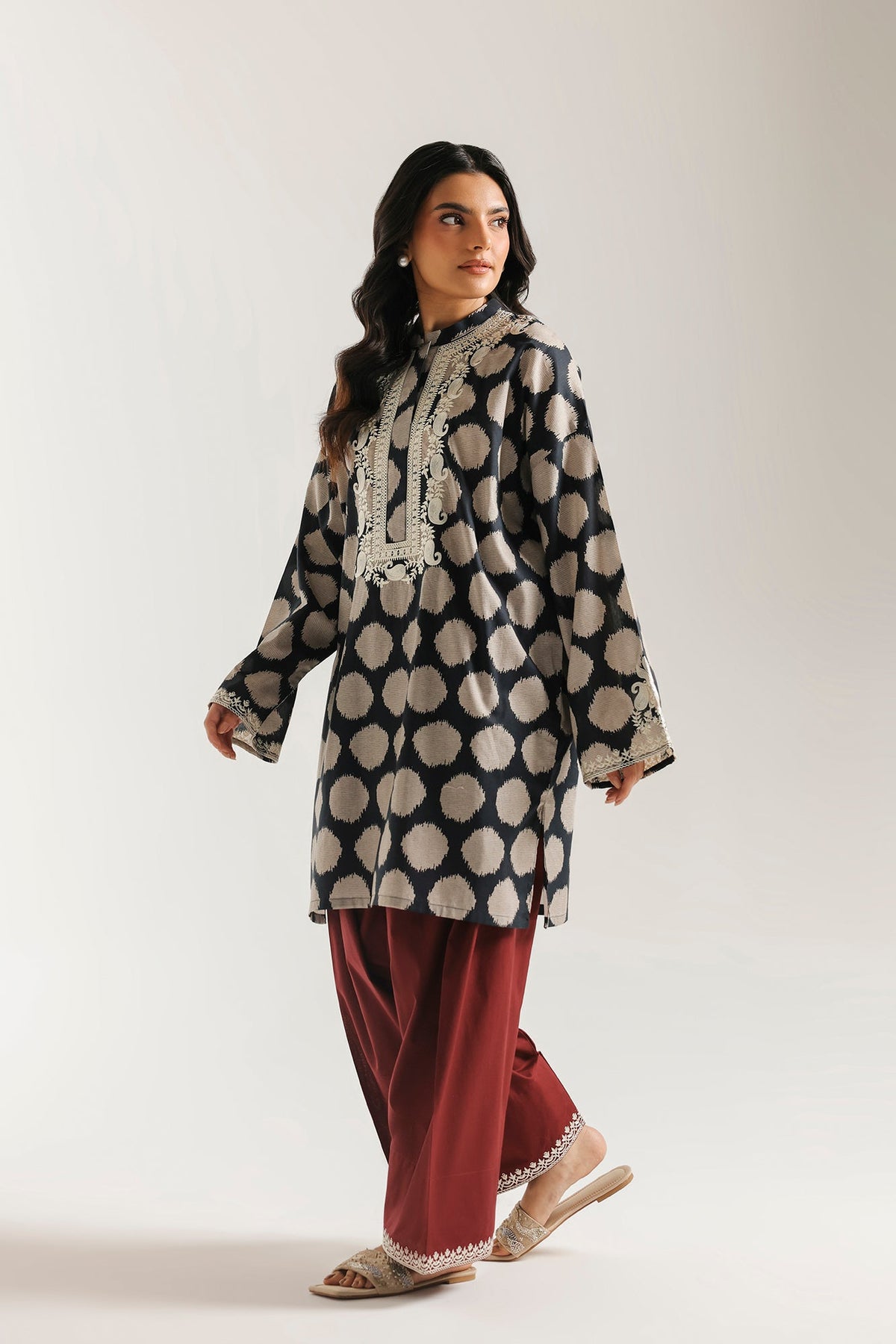 EMBROIDERED SUIT (E7831/102/902)