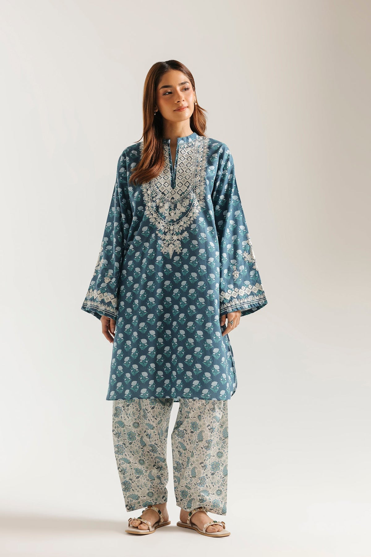 EMBROIDERED SUIT (E7833/102/605)
