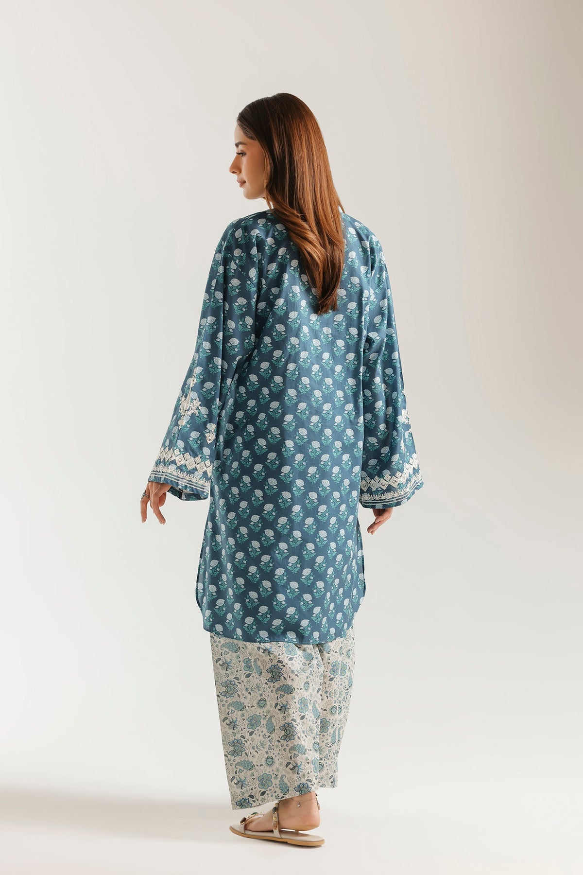 EMBROIDERED SUIT (E7833/102/605)