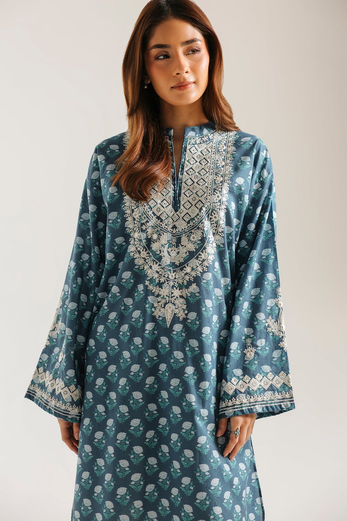EMBROIDERED SUIT (E7833/102/605)