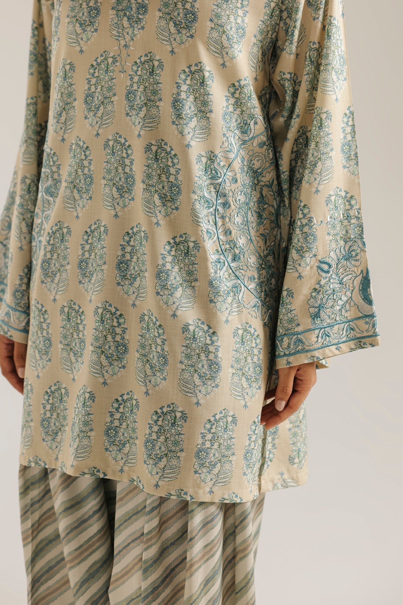 EMBROIDERED SUIT (E8244/102/129)