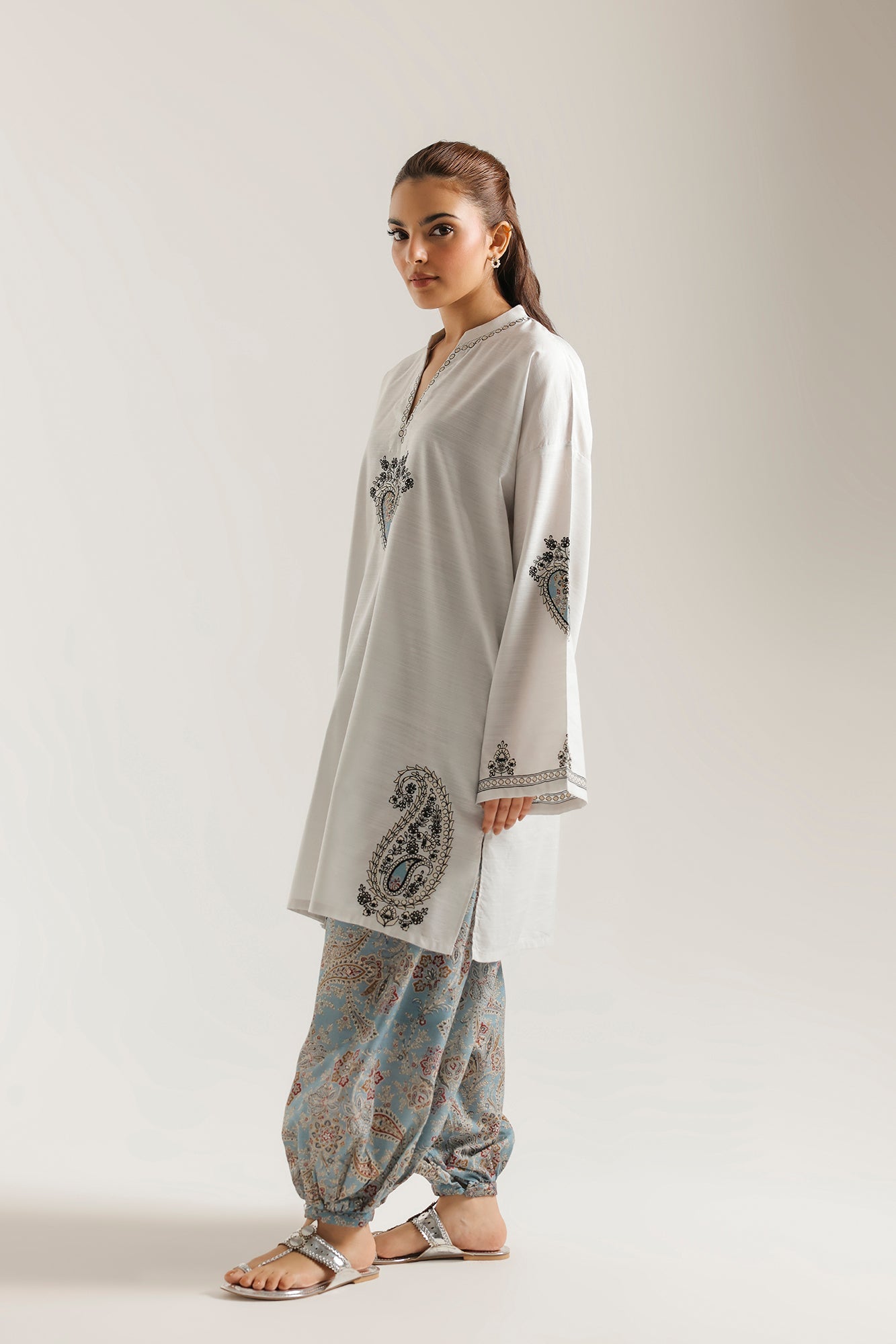 EMBROIDERED SUIT (E8281/102/003)