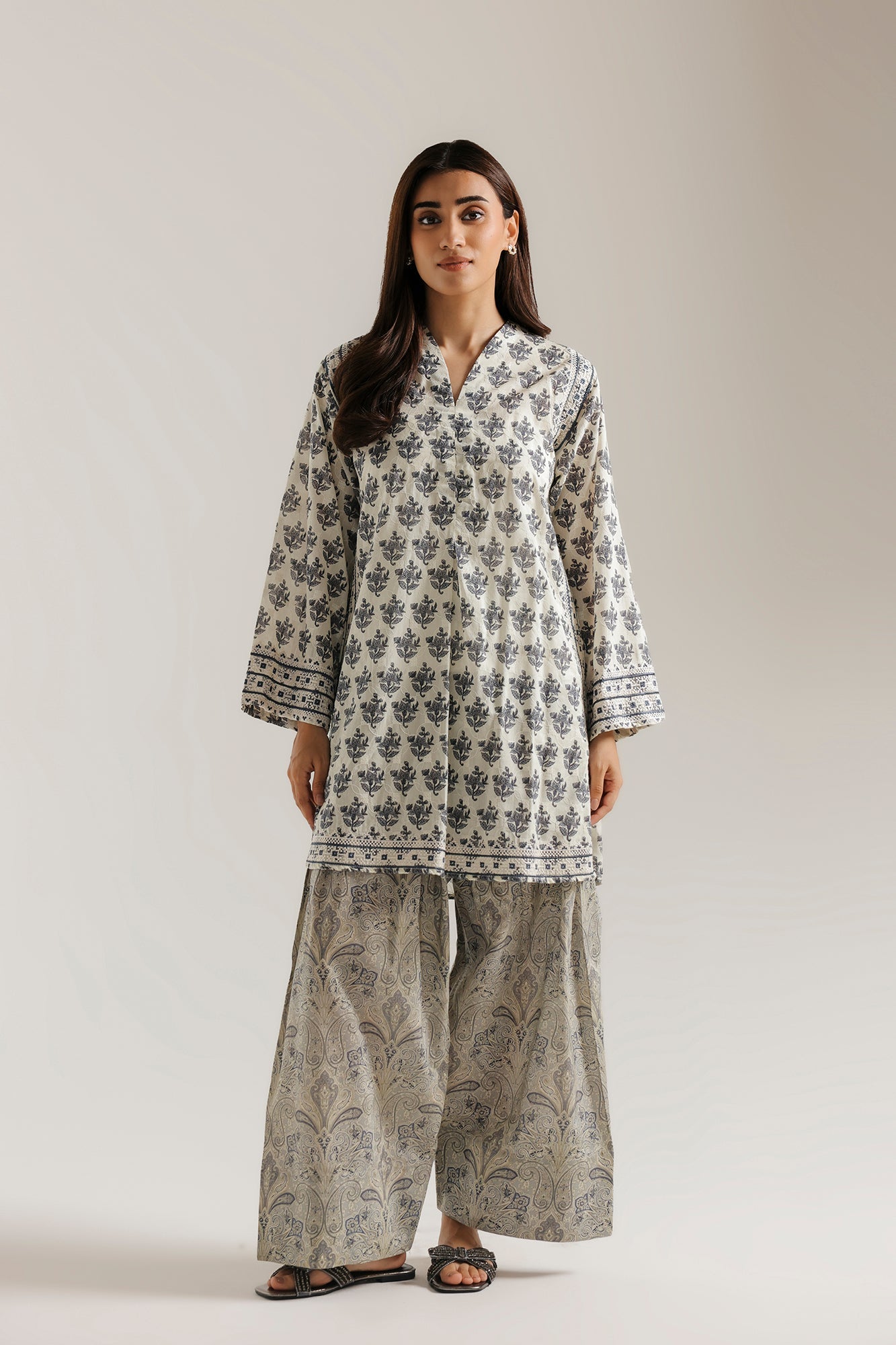 EMBROIDERED SUIT (E9225/102/003)