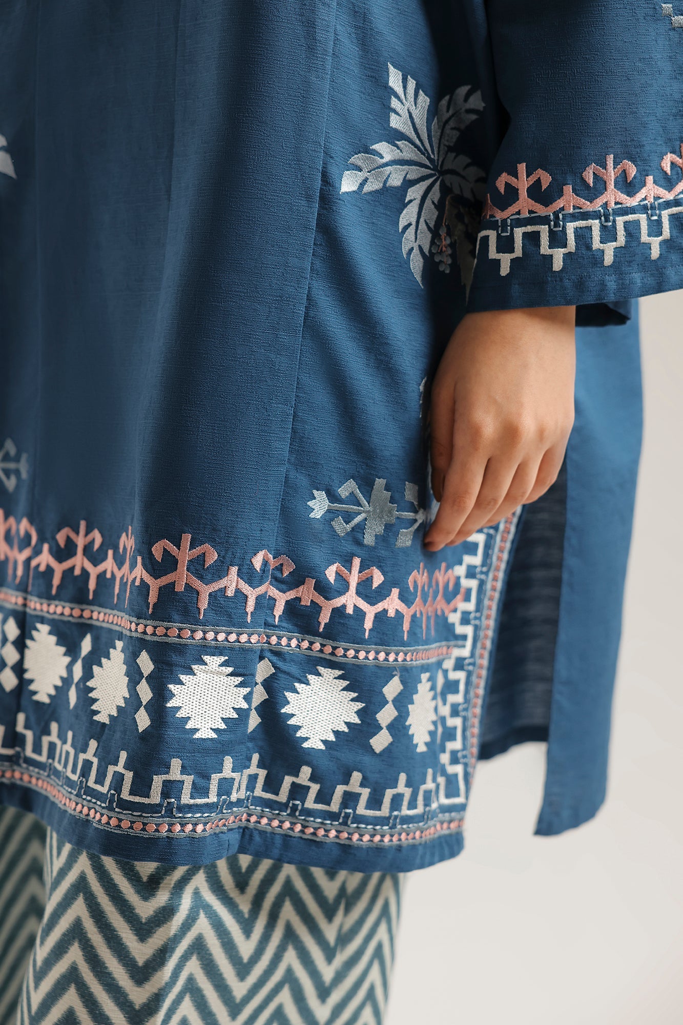 EMBROIDERED SUIT (E9248/102/604)