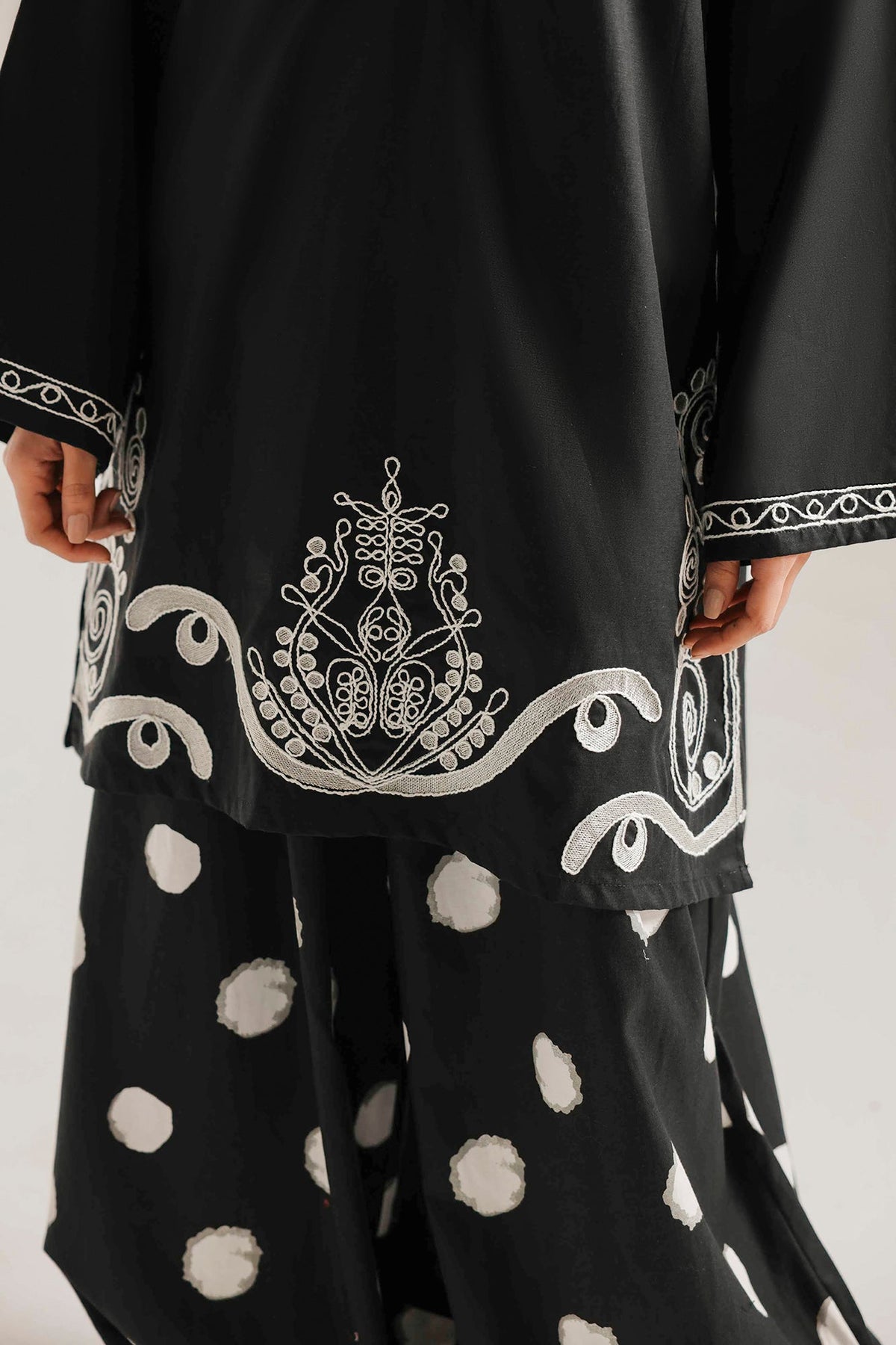 EMBROIDERED SUIT (E9360-102-901)