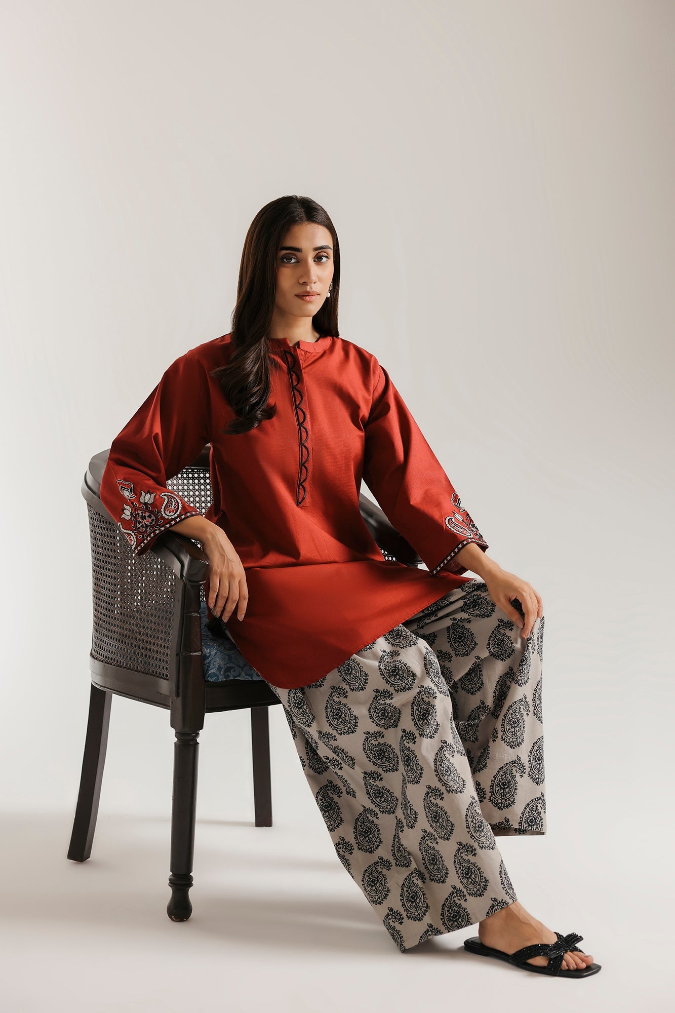 EMBROIDERED SUIT (E9376/102/305)