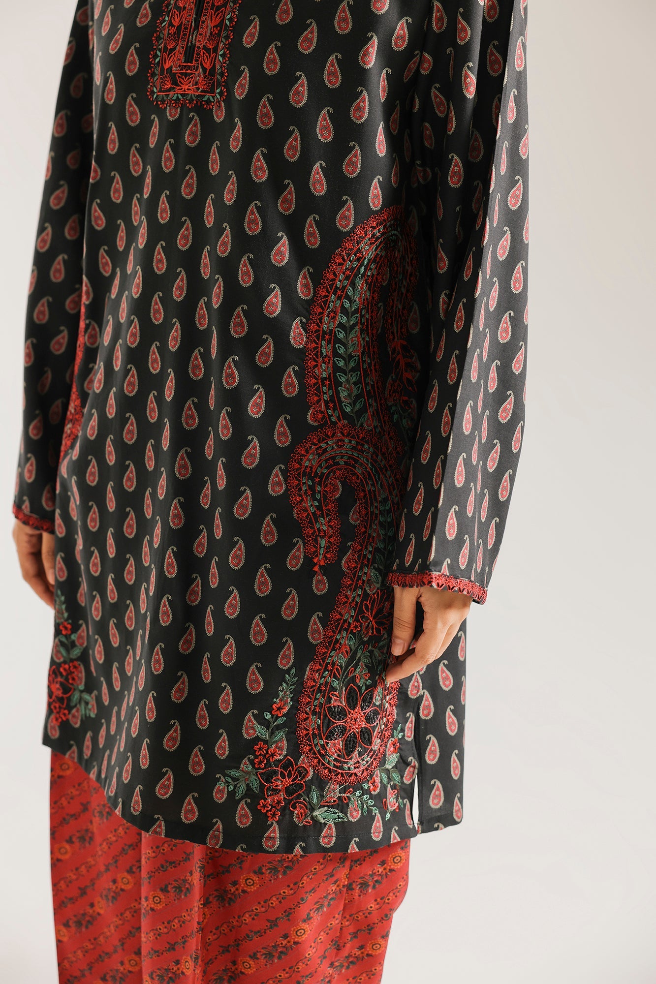 EMBROIDERED SUIT (E9392-102-902)