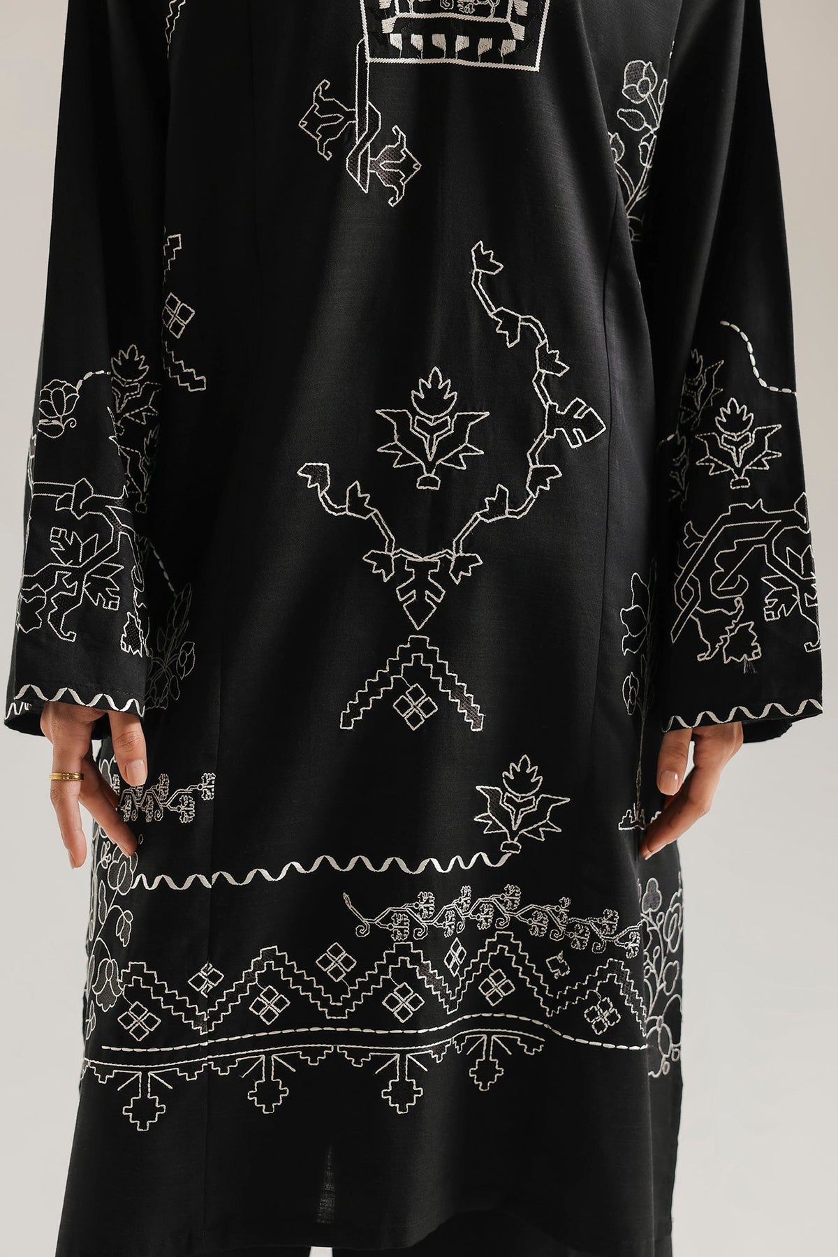 EMBROIDERED SUIT (E9516-102-902)