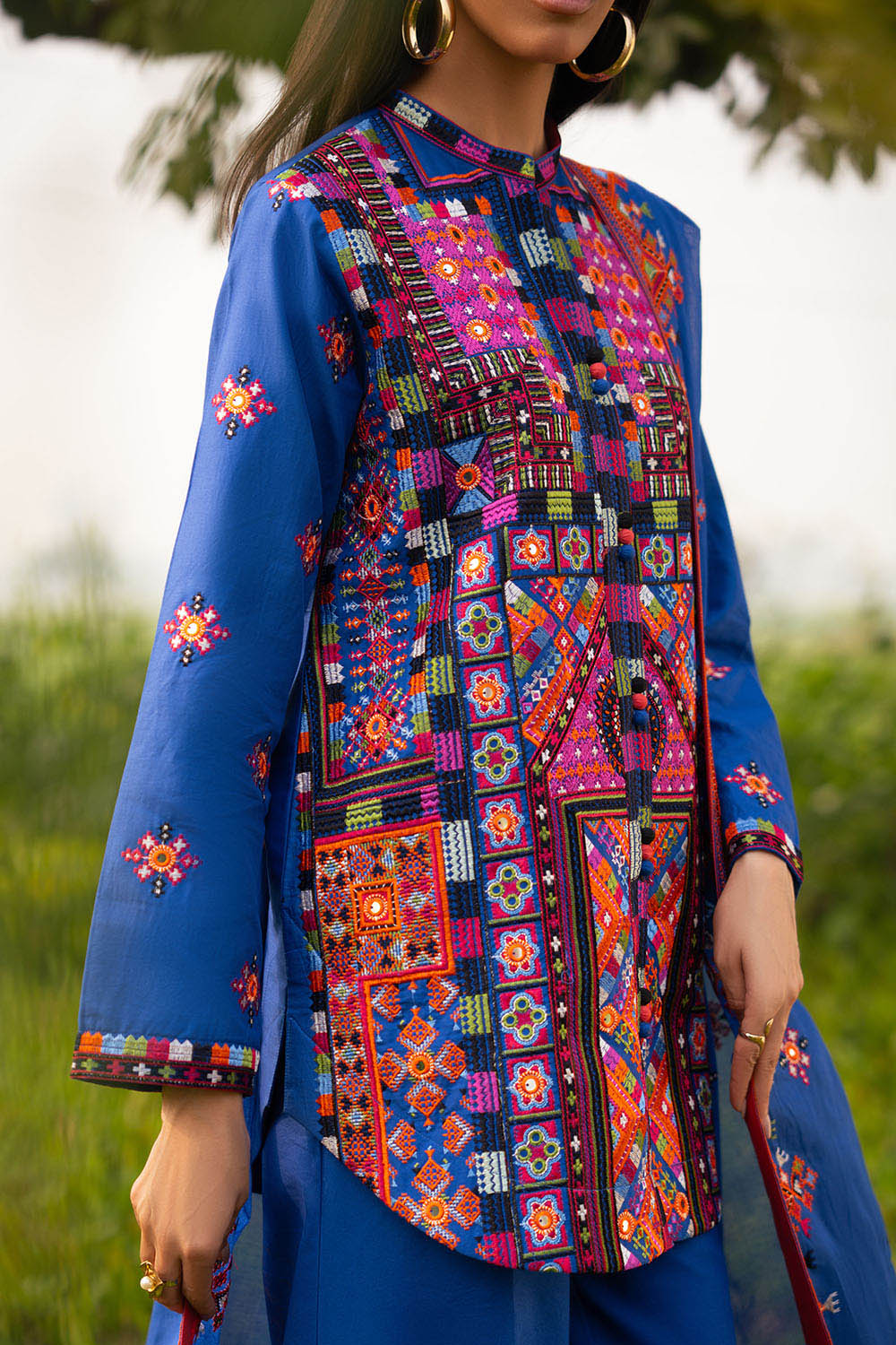 https://cdn.shopify.com/s/files/1/0706/3253/8159/files/Embroidered-Lawn-Dupatta-Embroidered-Lawn-Shirt-Dyed-Trouser-Gulahmed-CL-52448-Close.jpg?v=1769499075