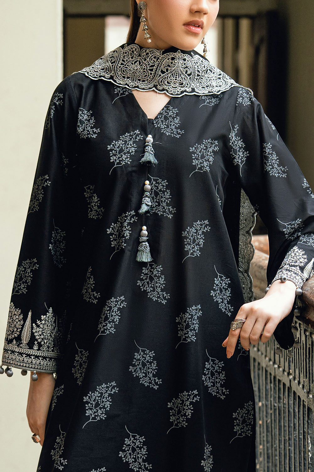 https://cdn.shopify.com/s/files/1/0706/3253/8159/files/Embroidered-Lawn-Dupatta-Embroidered-Printed-Lawn-Shirt-Dyed-Trouser-Gulahmed-DN-52028-Close.jpg?v=1775031878