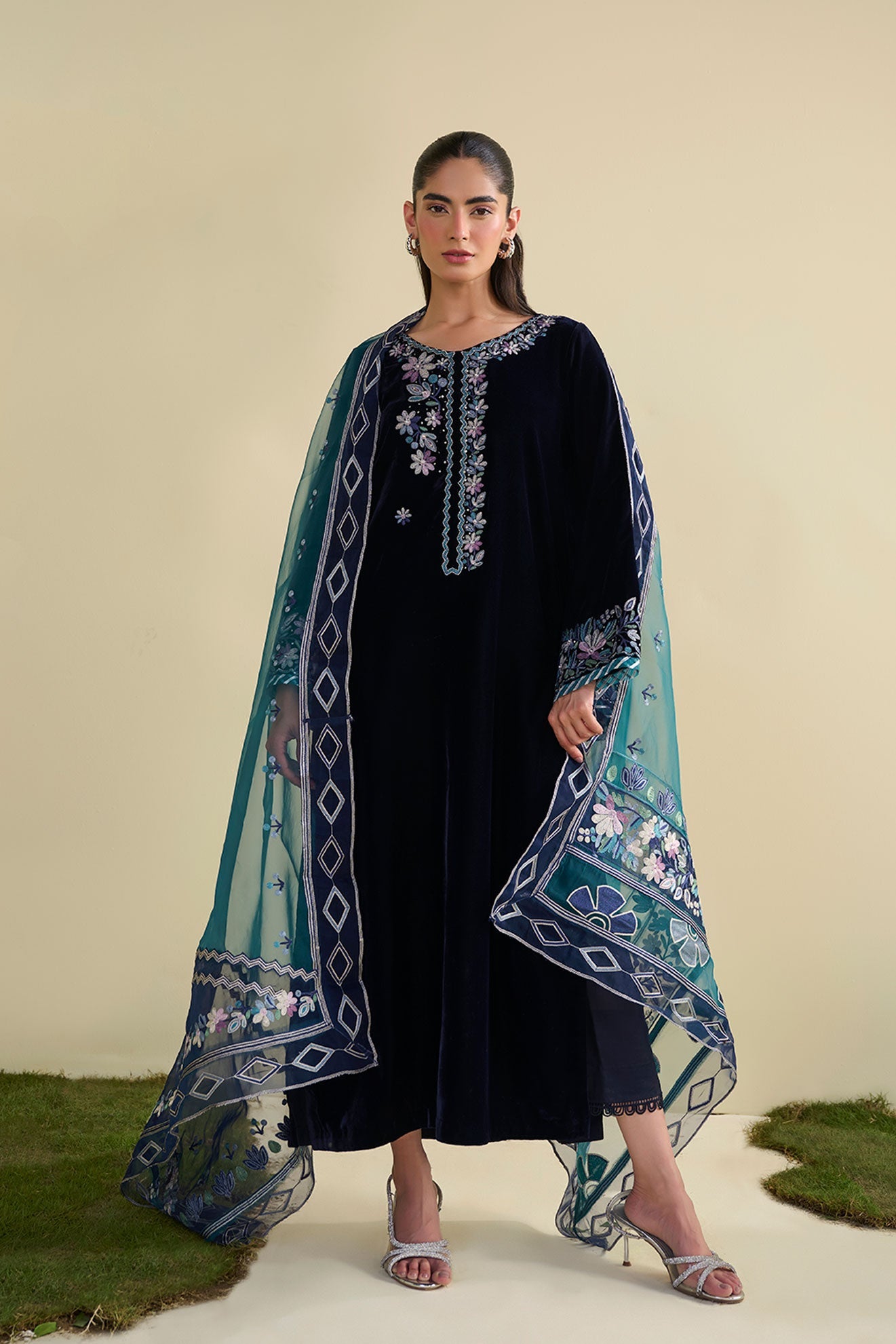 https://cdn.shopify.com/s/files/1/0587/3080/7460/files/FW25DA-2812-_1_04d5db8a-1938-4261-927e-13b23a7b3081.jpg?v=1765003529