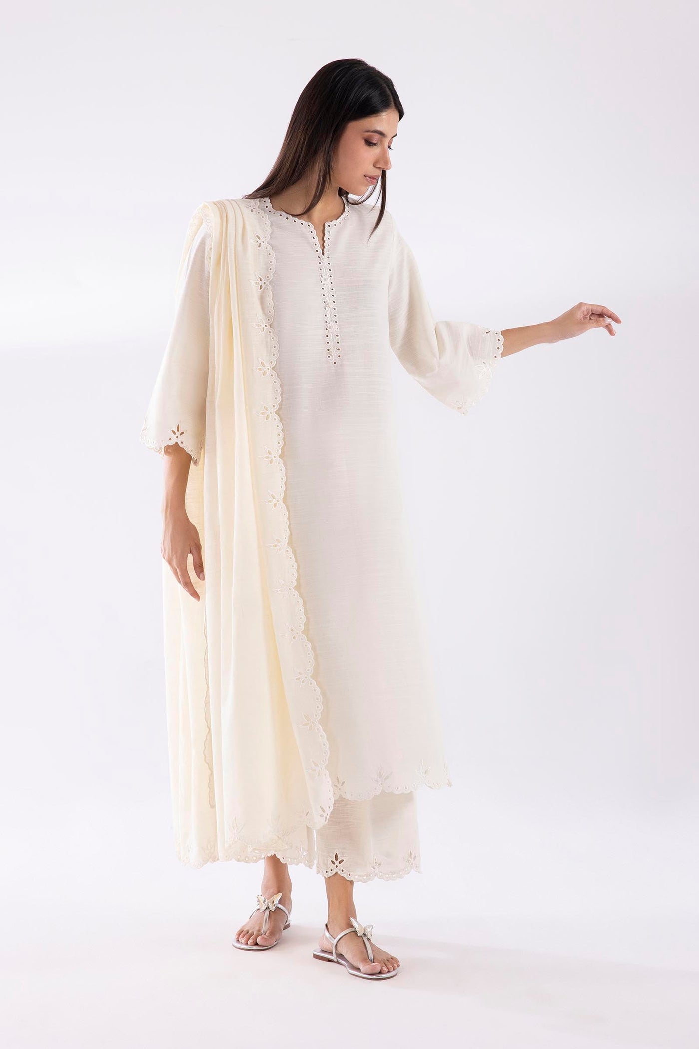 sana-safinaz-pool-90788151