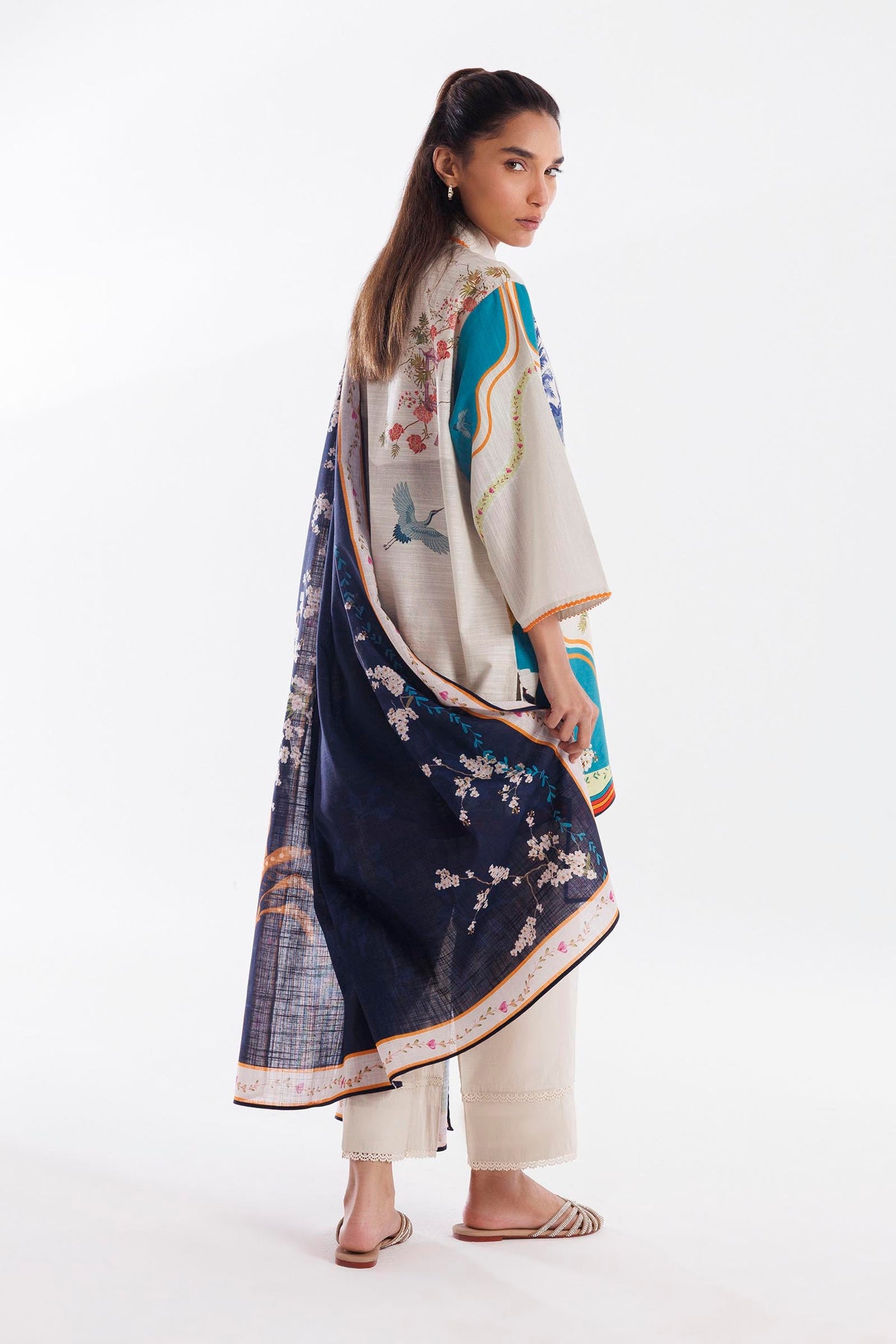 sana-safinaz-pool-57061686