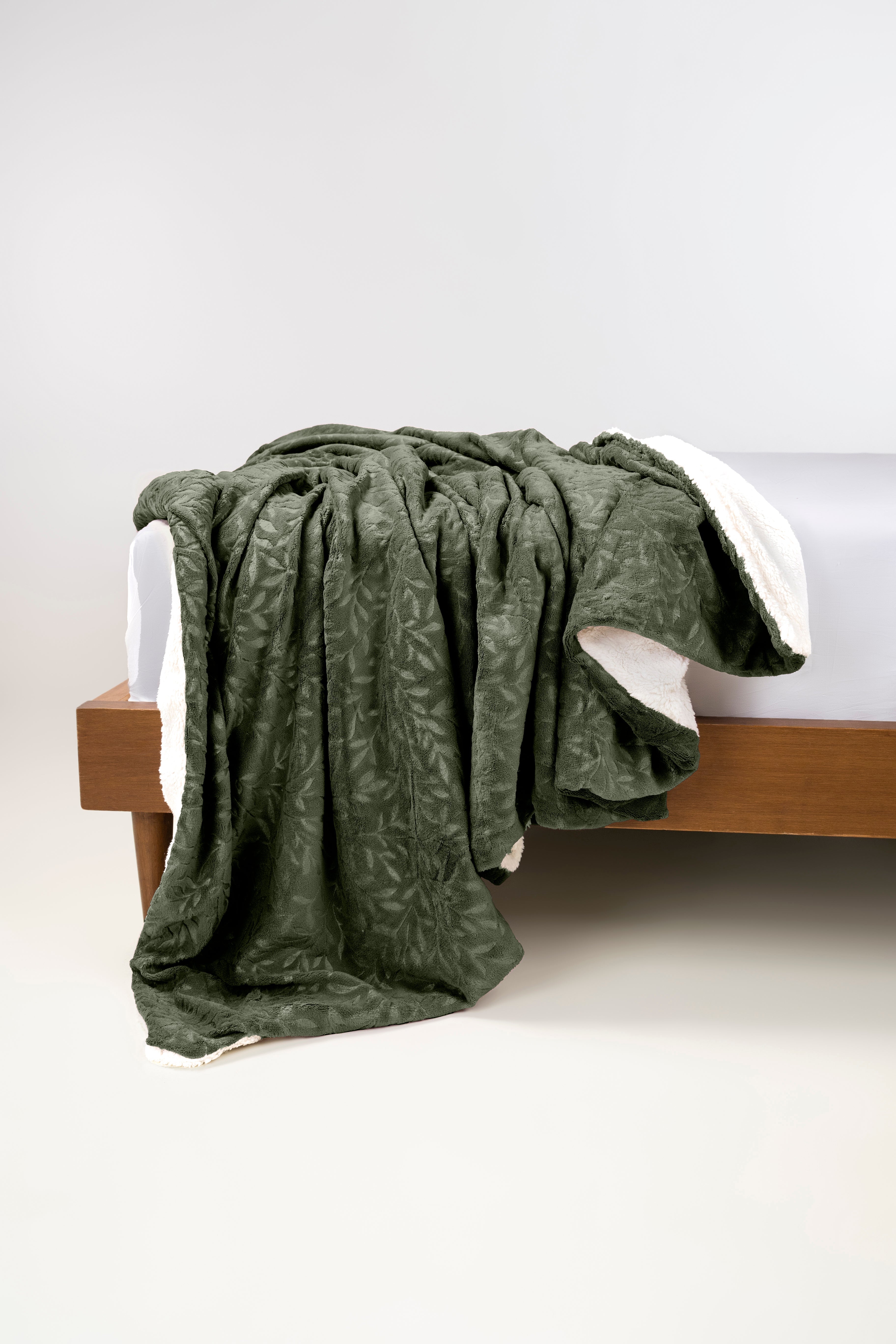 https://cdn.shopify.com/s/files/1/0706/3253/8159/files/ForestDoubleplyFleece_5.jpg?v=1761906505