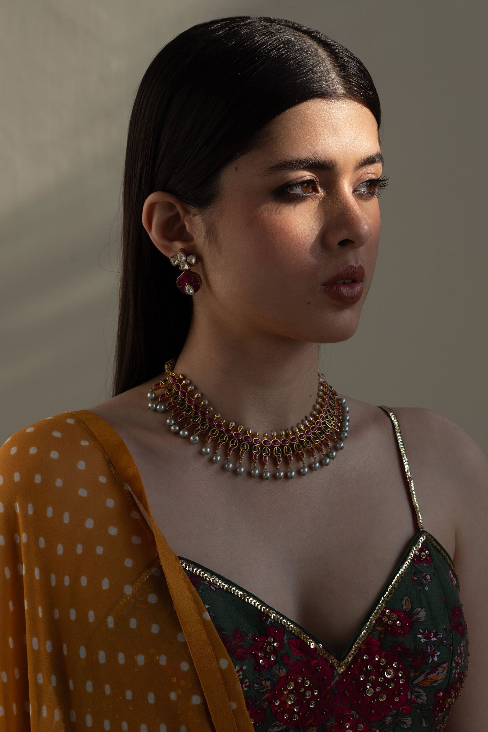 https://cdn.shopify.com/s/files/1/0340/8376/6405/files/GOLDPLATEDBASANTCHOKER1.jpg?v=1702454530