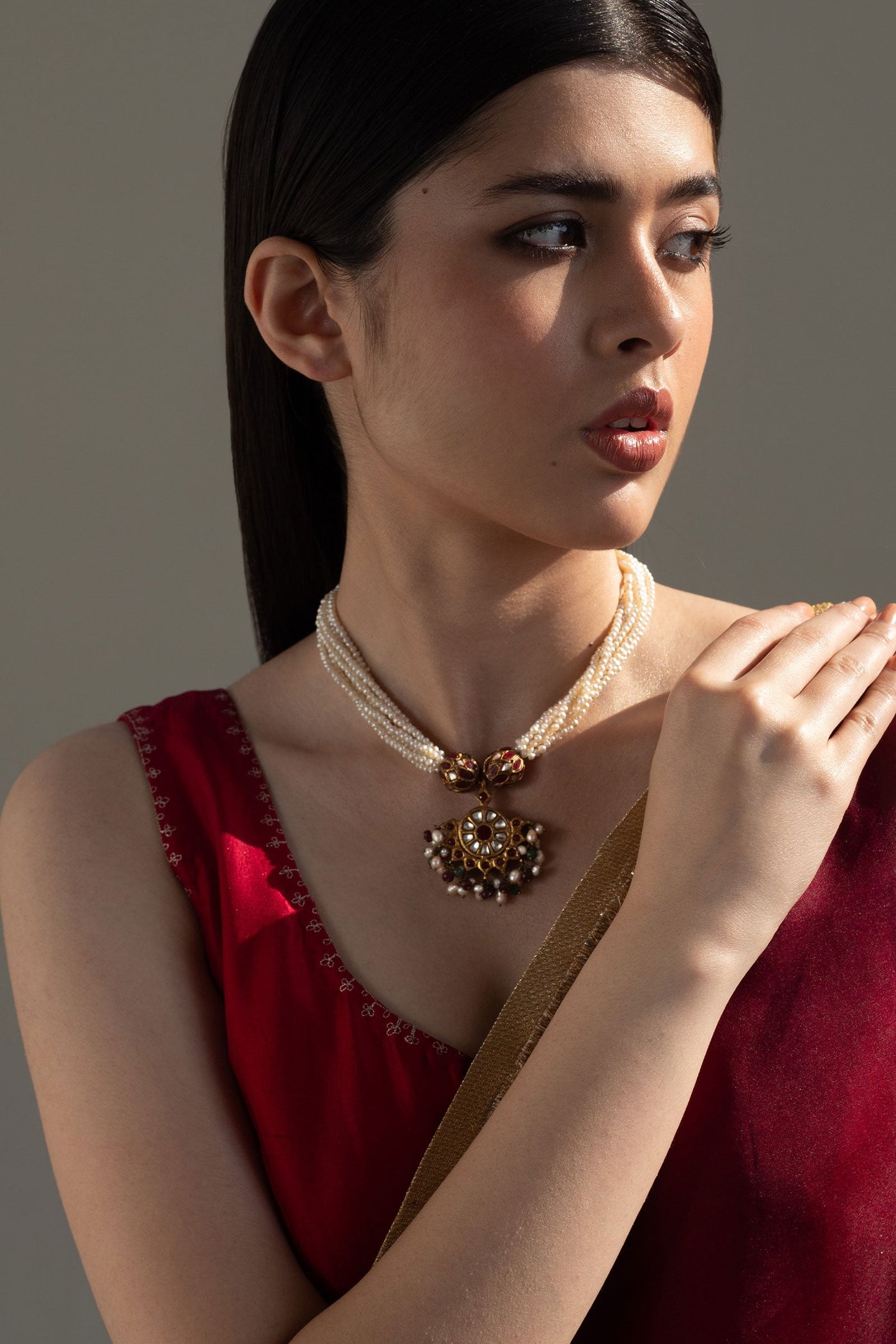 https://cdn.shopify.com/s/files/1/0340/8376/6405/files/GOLDPLATEDBRAIDEDPEARLSNECKLACE.jpg?v=1702384596