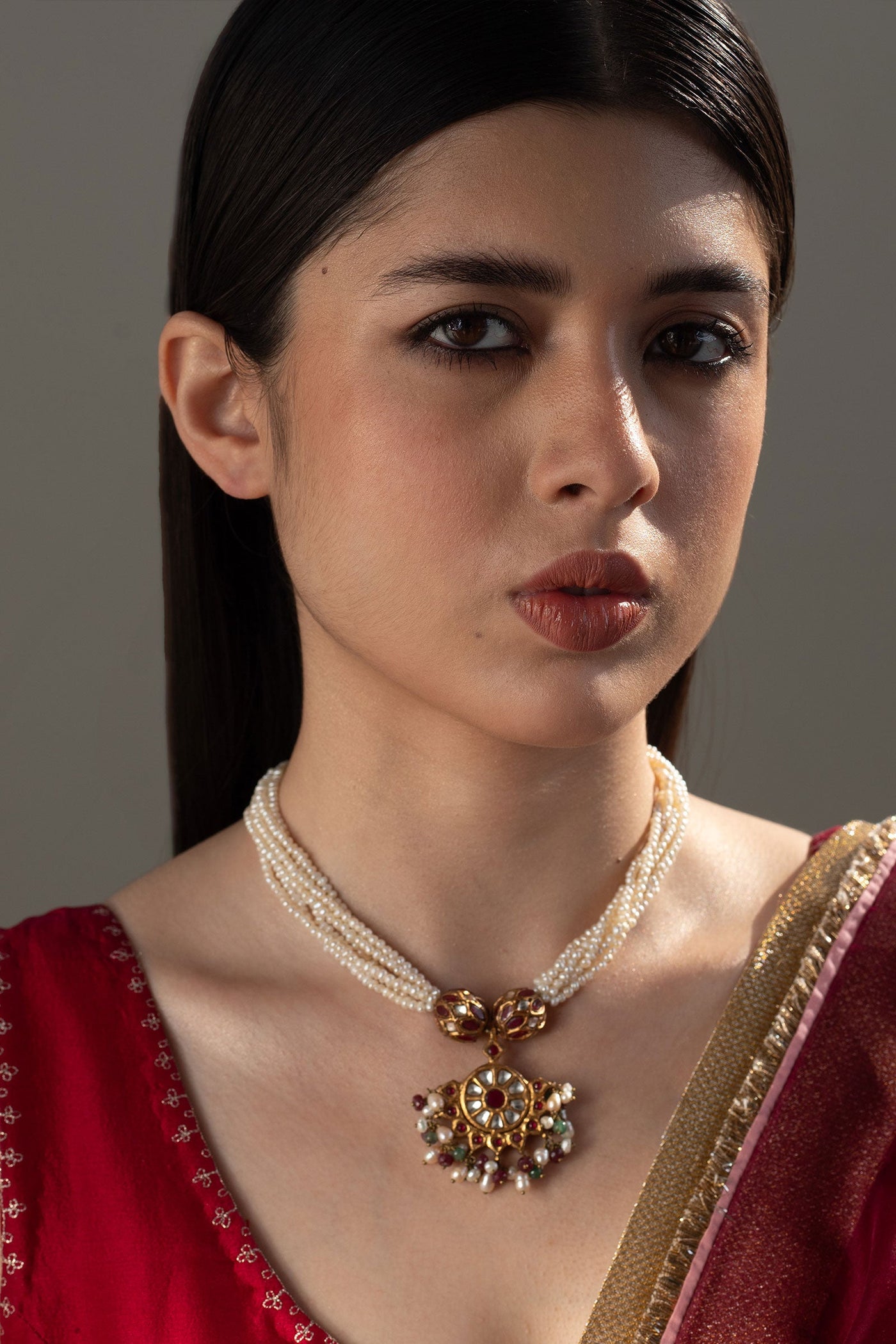 https://cdn.shopify.com/s/files/1/0340/8376/6405/files/GOLDPLATEDBRAIDEDPEARLSNECKLACE1.jpg?v=1702384596