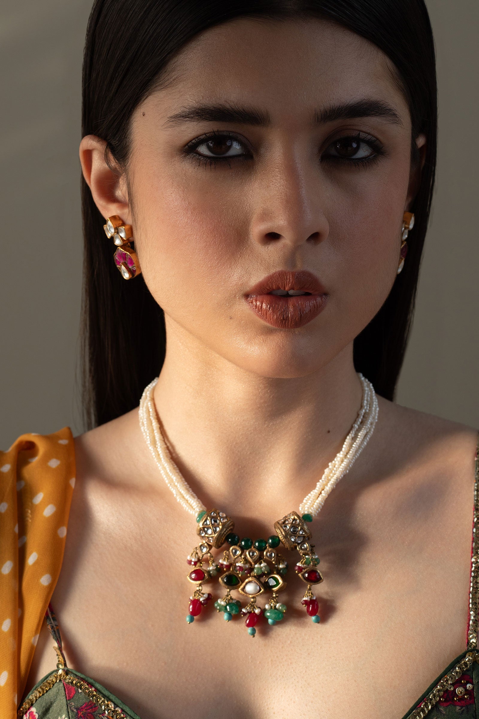 https://cdn.shopify.com/s/files/1/0340/8376/6405/files/GOLDPLATEDTHREESTRINGPEARLNECKLACE1.jpg?v=1702454758