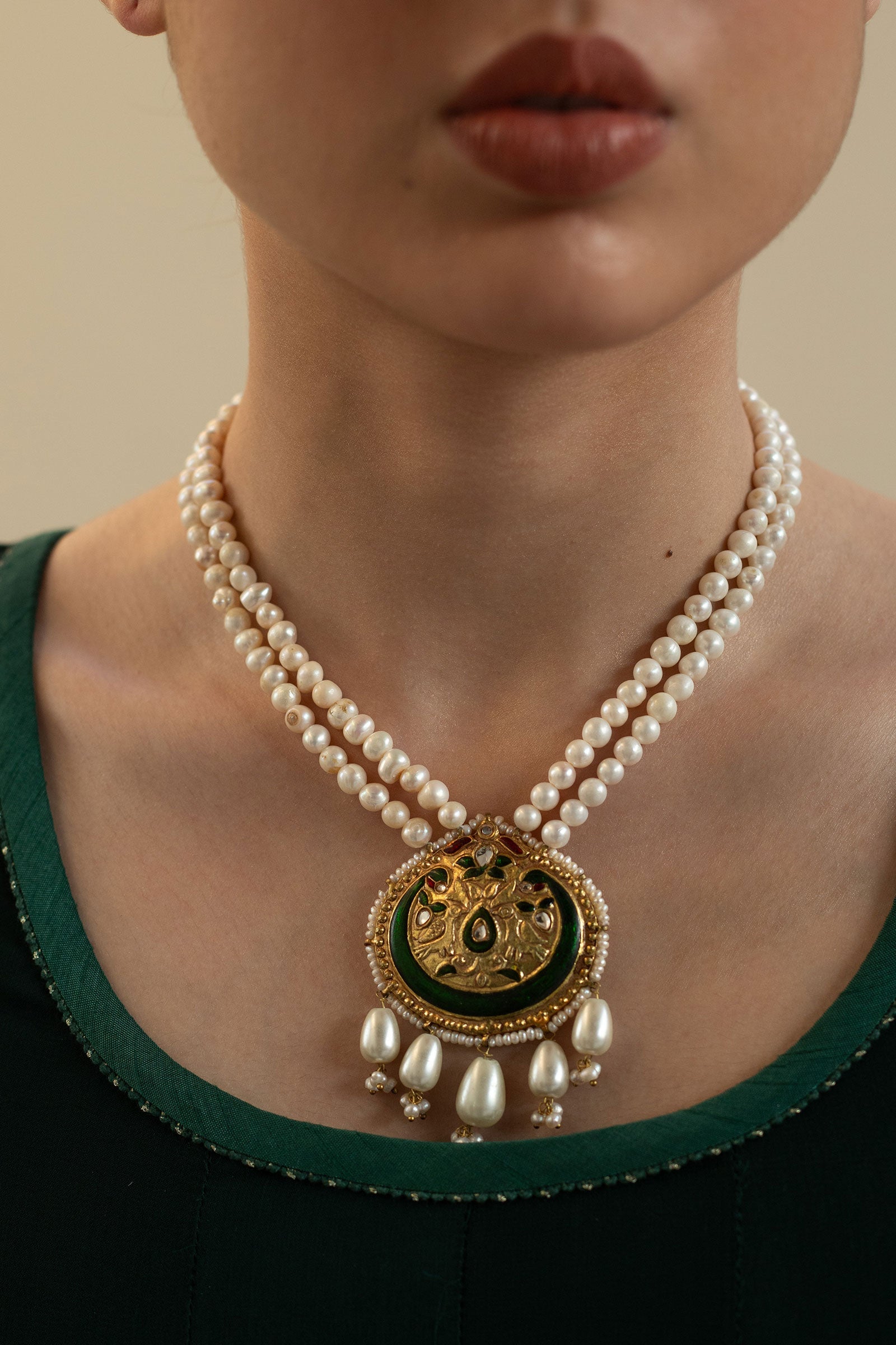 https://cdn.shopify.com/s/files/1/0340/8376/6405/files/GOLDPLATEDTWOSTRINGNECKLACE.jpg?v=1702459302