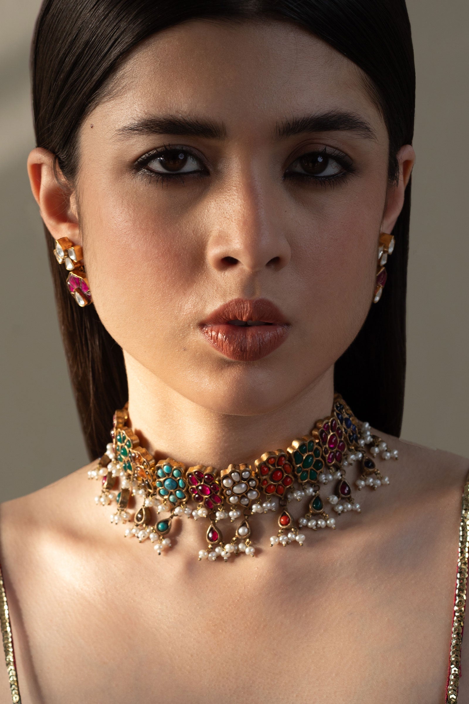https://cdn.shopify.com/s/files/1/0340/8376/6405/files/GoldplatedSemiPreciousStoneChoker.jpg?v=1702455913