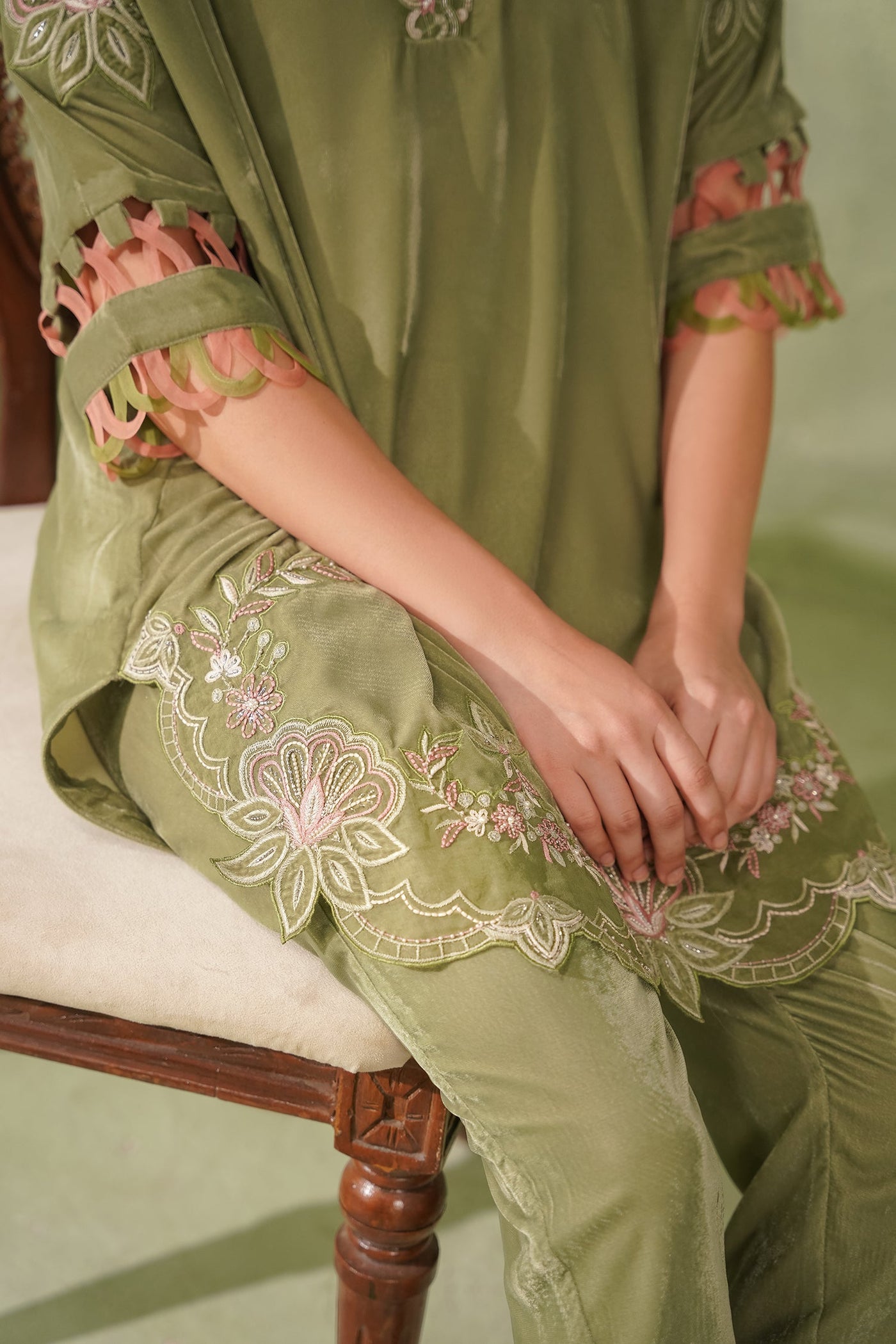 https://cdn.shopify.com/s/files/1/0663/9616/0233/files/Green_Saphire_2.jpg?v=1763034723
