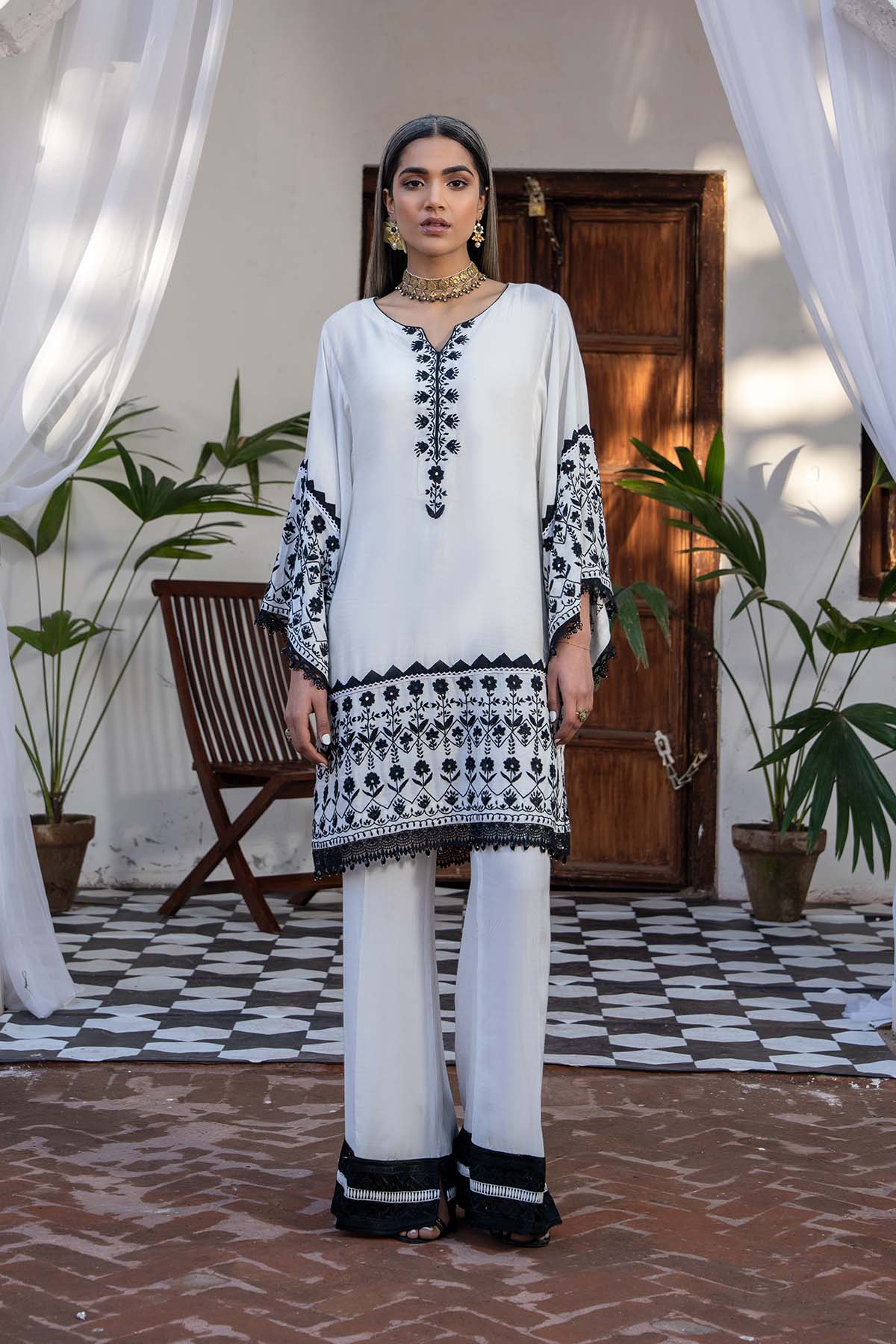 https://cdn.shopify.com/s/files/1/0742/2718/8017/files/Gulnaaz-24-2_1.jpg?v=1755503294