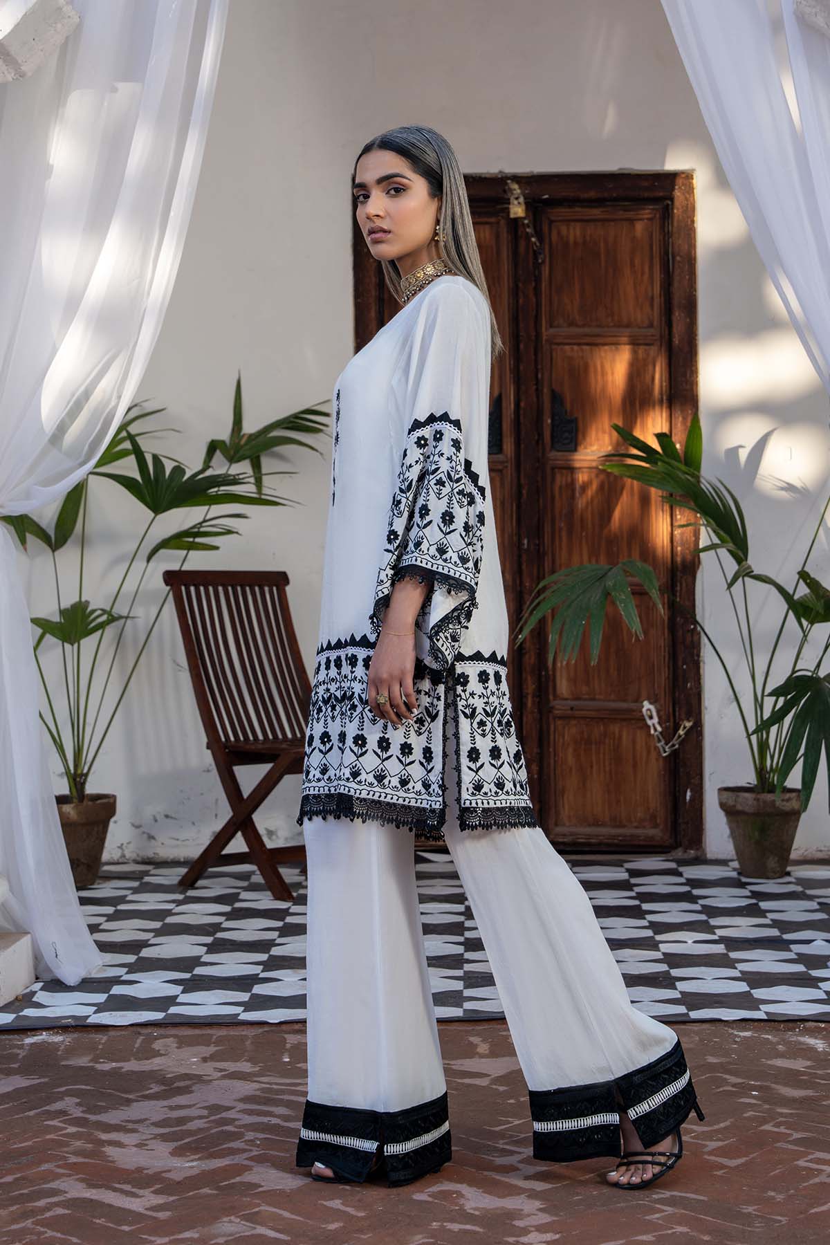 https://cdn.shopify.com/s/files/1/0742/2718/8017/files/Gulnaaz-24-2_3.jpg?v=1755503294