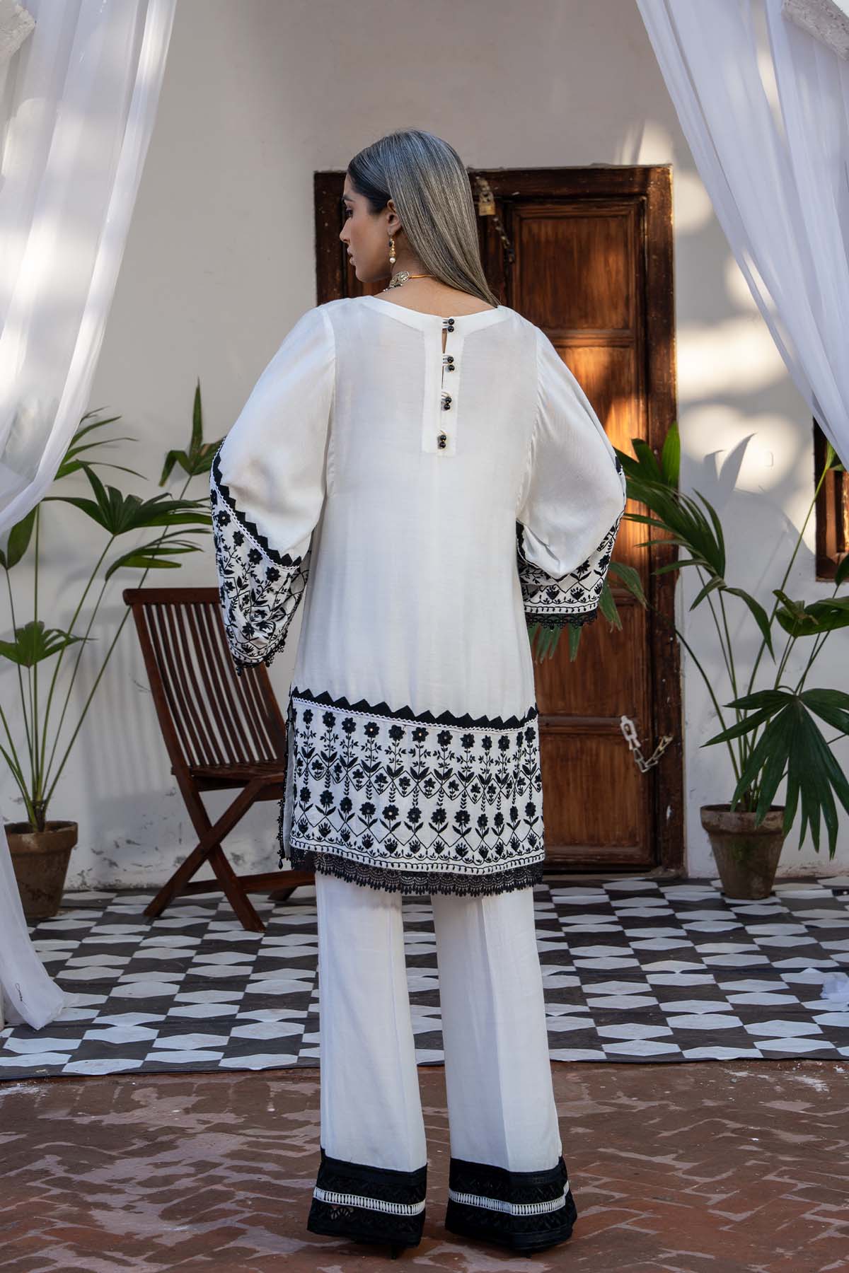 https://cdn.shopify.com/s/files/1/0742/2718/8017/files/Gulnaaz-24-2_4.jpg?v=1755503294