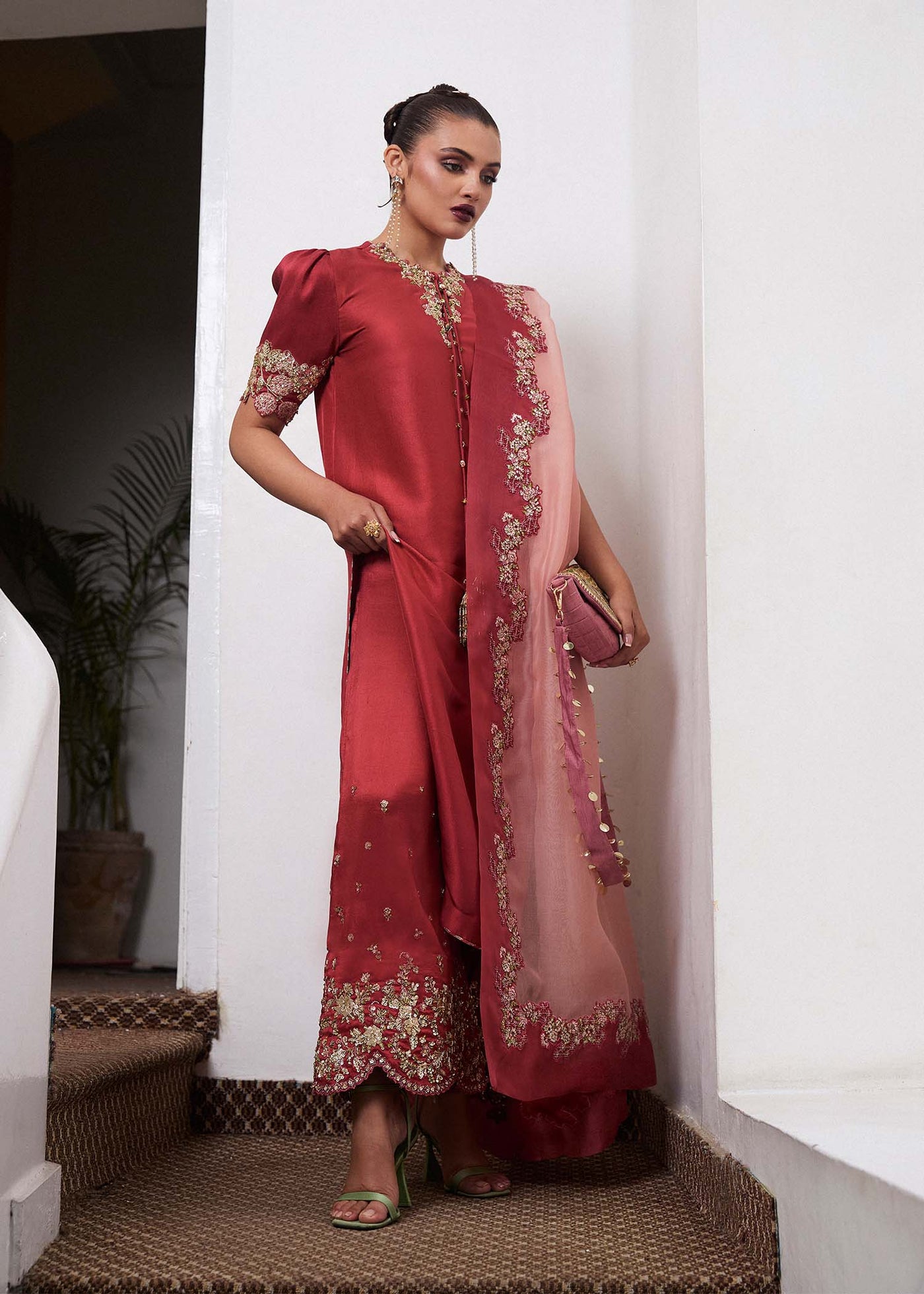 https://cdn.shopify.com/s/files/1/0016/9476/1035/files/HR-Luxury-Pret-2512310-copy-ed.jpg?v=1740134456