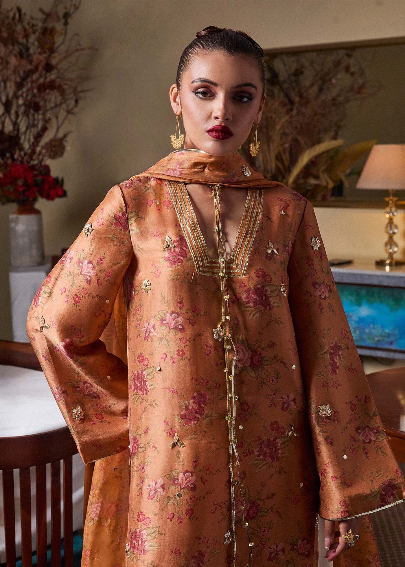 https://cdn.shopify.com/s/files/1/0016/9476/1035/files/HR-Luxury-Pret-2512728-copy-ed-1.jpg?v=1740134377