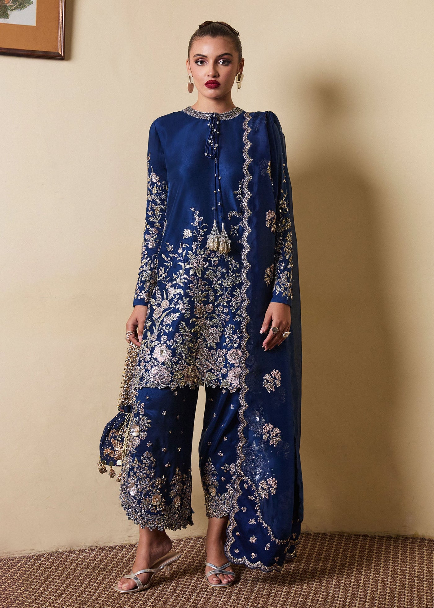 https://cdn.shopify.com/s/files/1/0016/9476/1035/files/HR-Luxury-Pret-2513040-copy-ed.jpg?v=1740138819