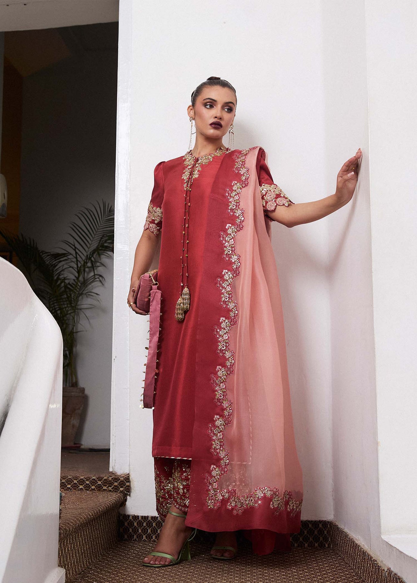 https://cdn.shopify.com/s/files/1/0016/9476/1035/files/HRLuxuryPret2512297copy.jpg?v=1740134456