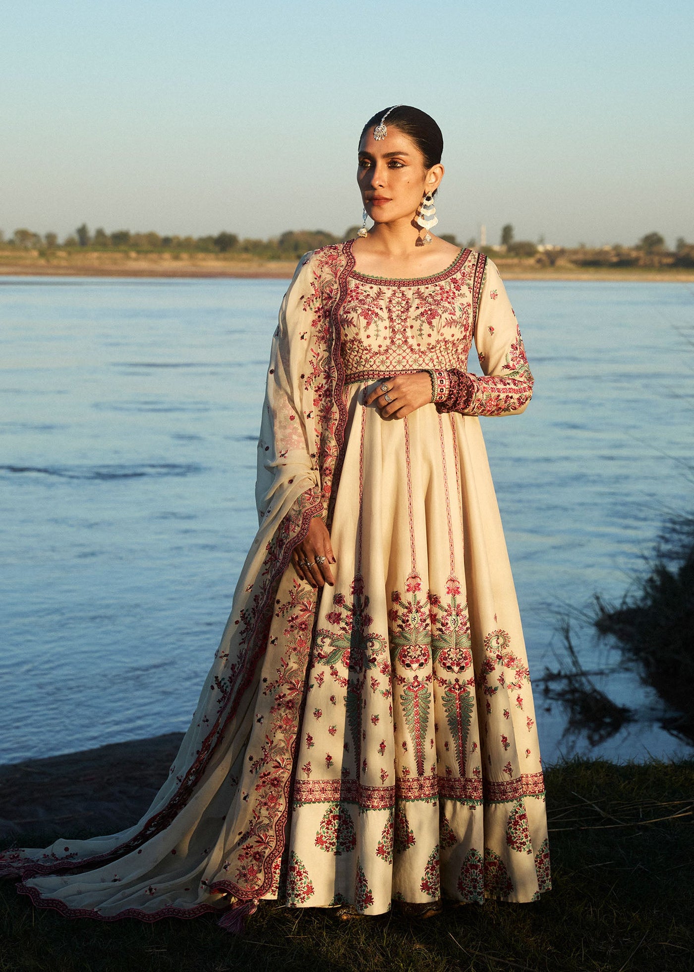 https://cdn.shopify.com/s/files/1/0016/9476/1035/files/HR_Majlal_250301copy.jpg?v=1742282010