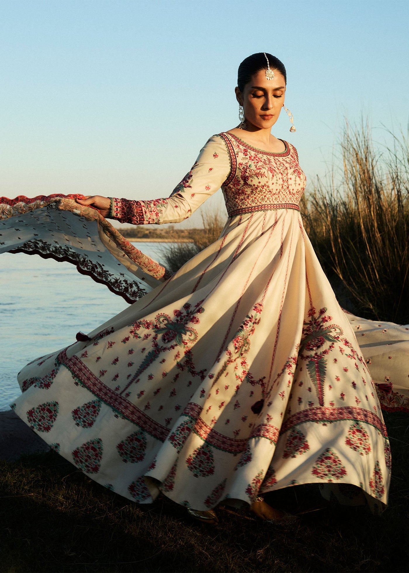 https://cdn.shopify.com/s/files/1/0016/9476/1035/files/HR_Majlal_250384copy.jpg?v=1742282031