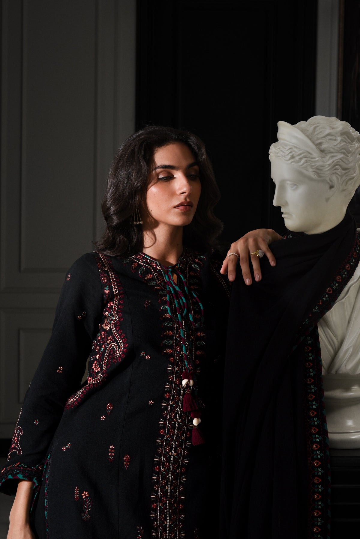 BLACK KASHMIRI LUXURY EMBROIDERED KARANDI SET (NEL-25624)