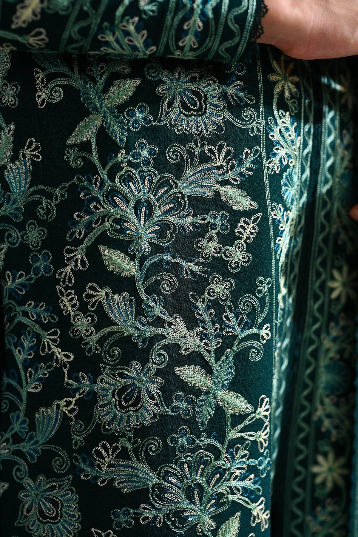 EMERALD GREEN LUXURY AARI EMBROIDERED KARANDI SET (NEL-25636)-READY TO SHIP
