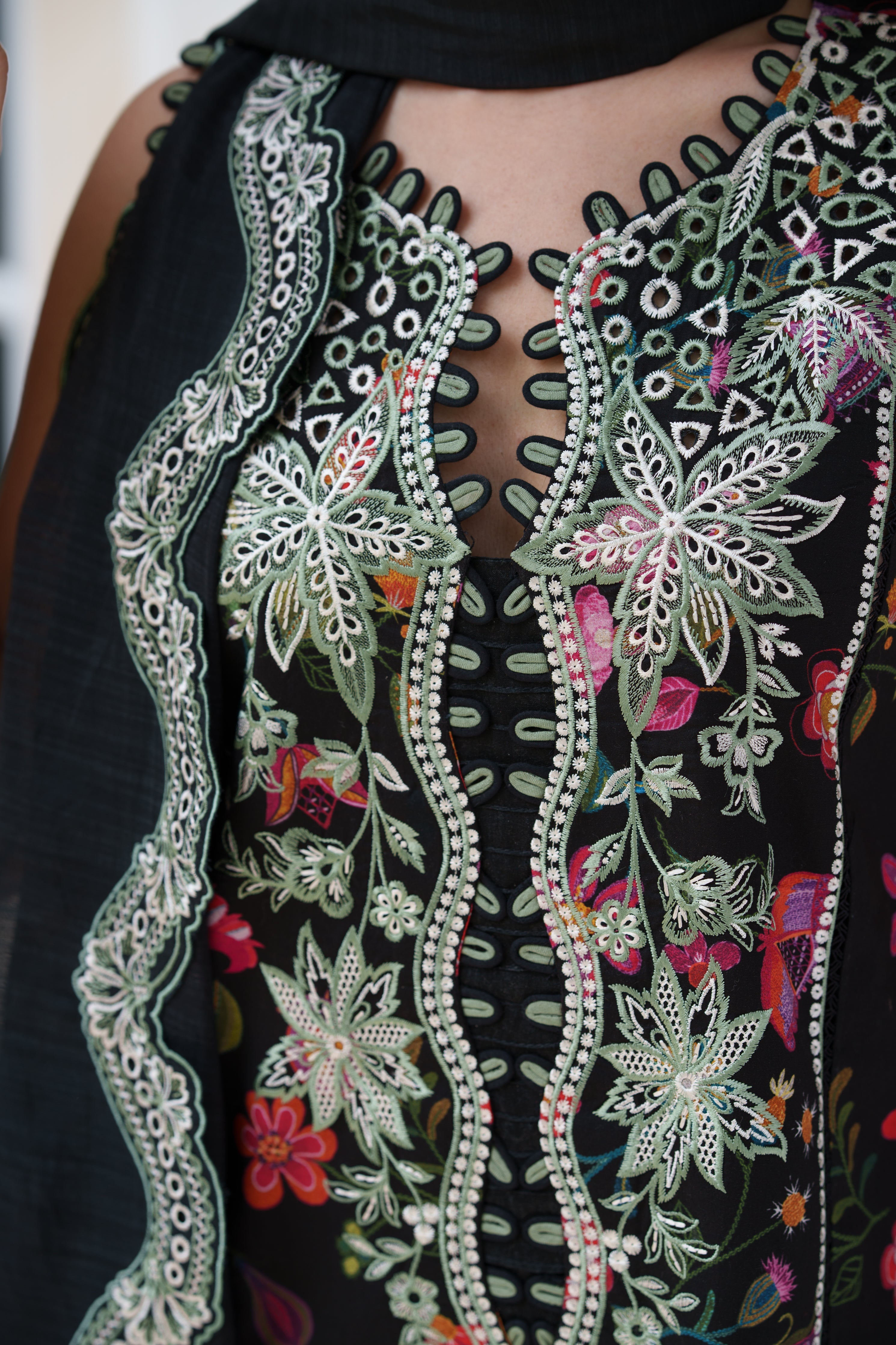 BLOOMING BLACK LUXURY EMBROIDERED PRINTED PREMIUM COTTON 3PCS SET (NEL-26629)