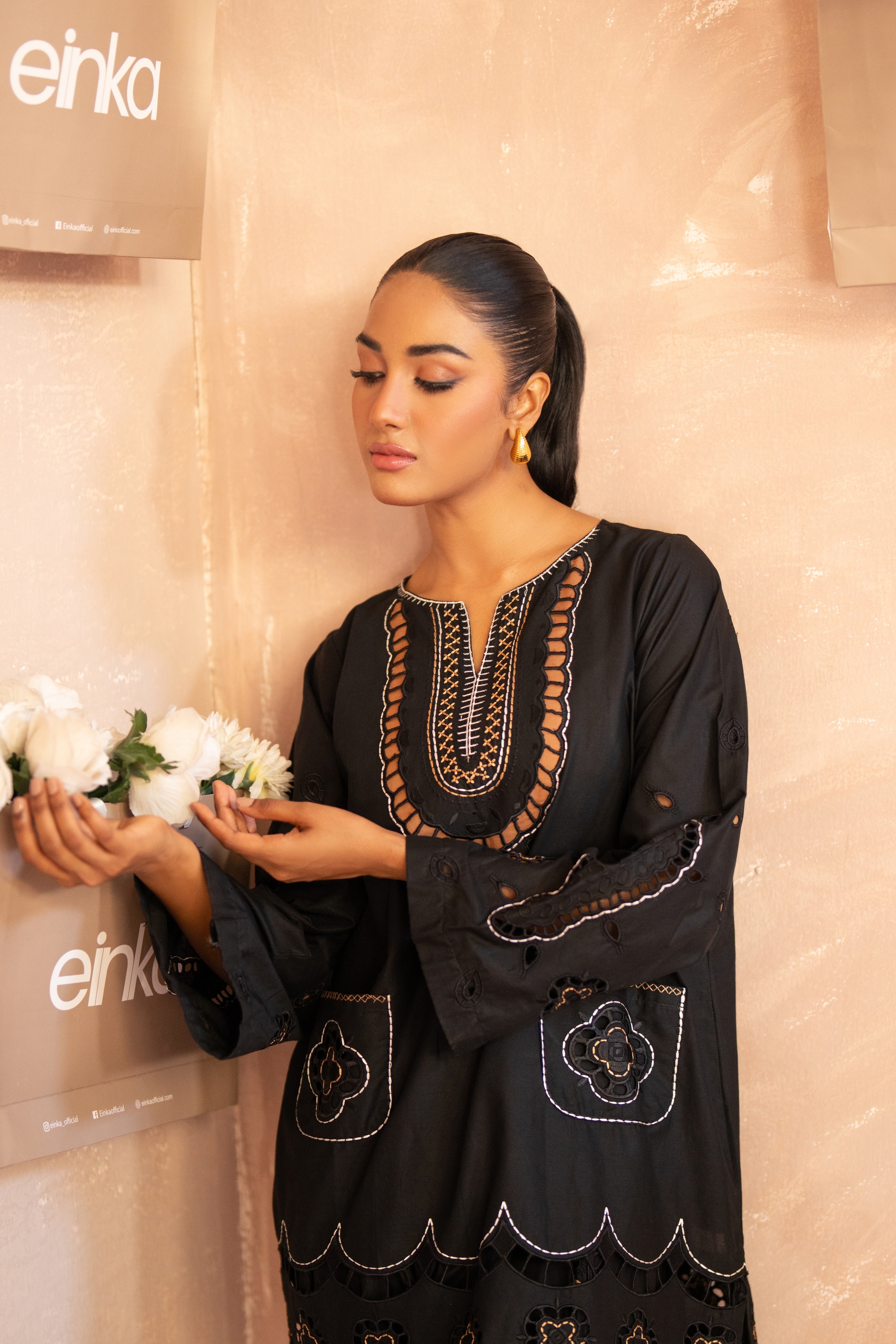 Nia – Black