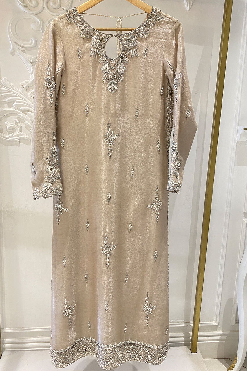 https://cdn.shopify.com/s/files/1/0612/6423/2692/files/Ivele_-_Beige_e08b6e40-5dd8-4cc4-a912-dbc0def3641e.jpg?v=1752496760