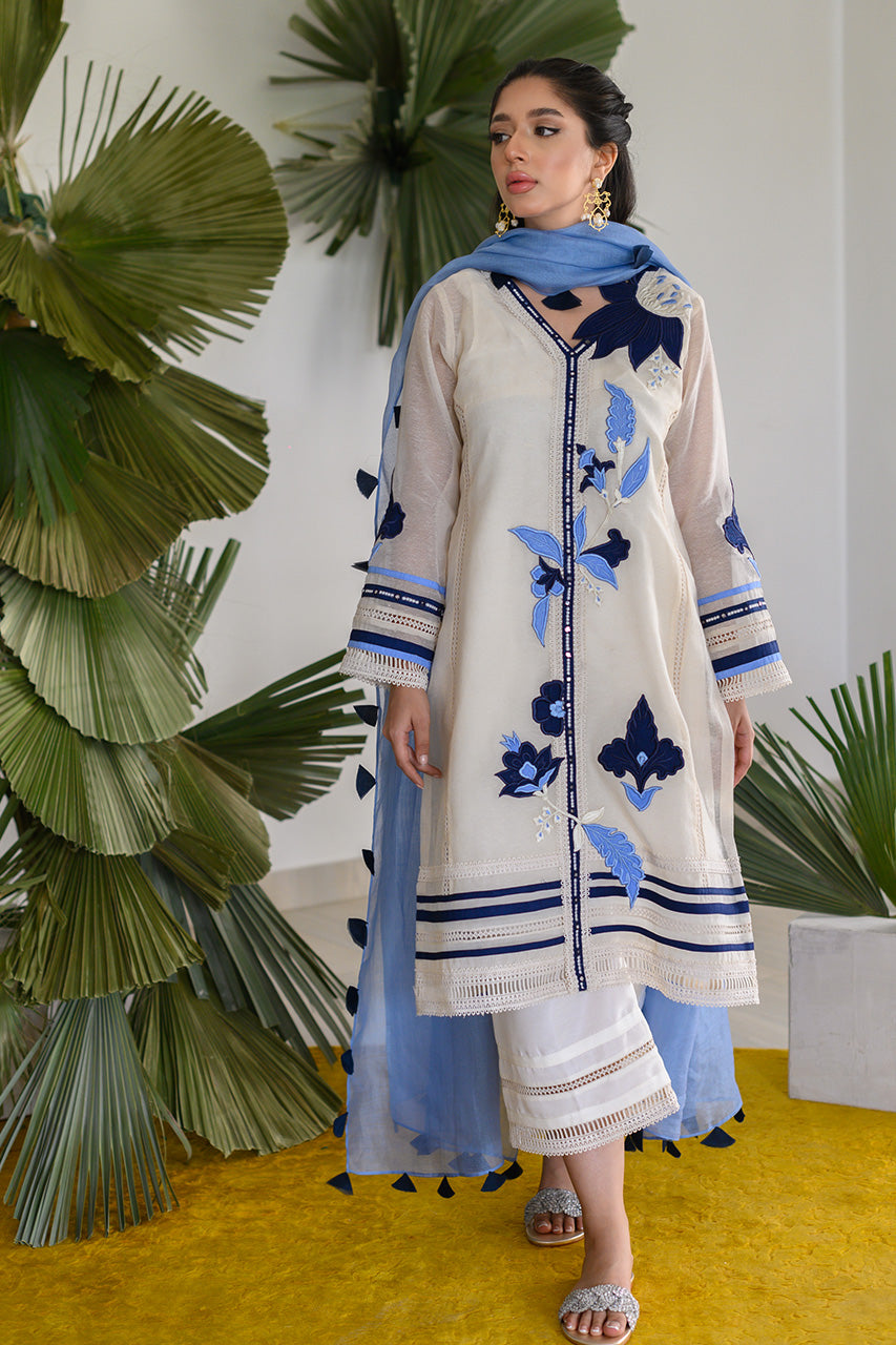 https://cdn.shopify.com/s/files/1/0567/2953/4537/products/IvoryBlueAlayna-1_f26b8e29-3df0-4388-ac82-0b935523bfda.jpg?v=1753253047