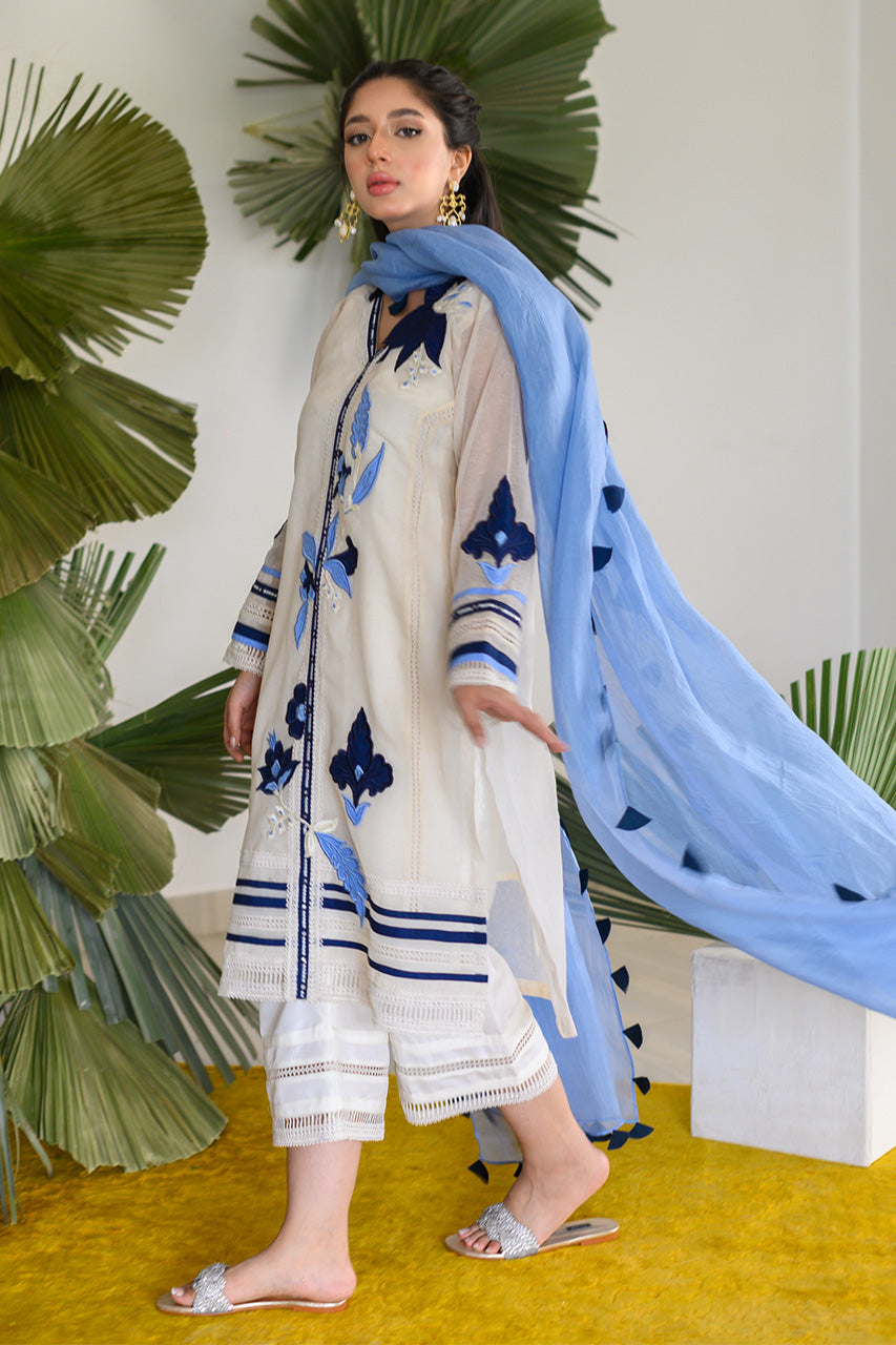 https://cdn.shopify.com/s/files/1/0567/2953/4537/products/IvoryBlueAlayna-2_9e2bd4dd-7f45-4225-b285-e32f75fb45da.jpg?v=1753253047