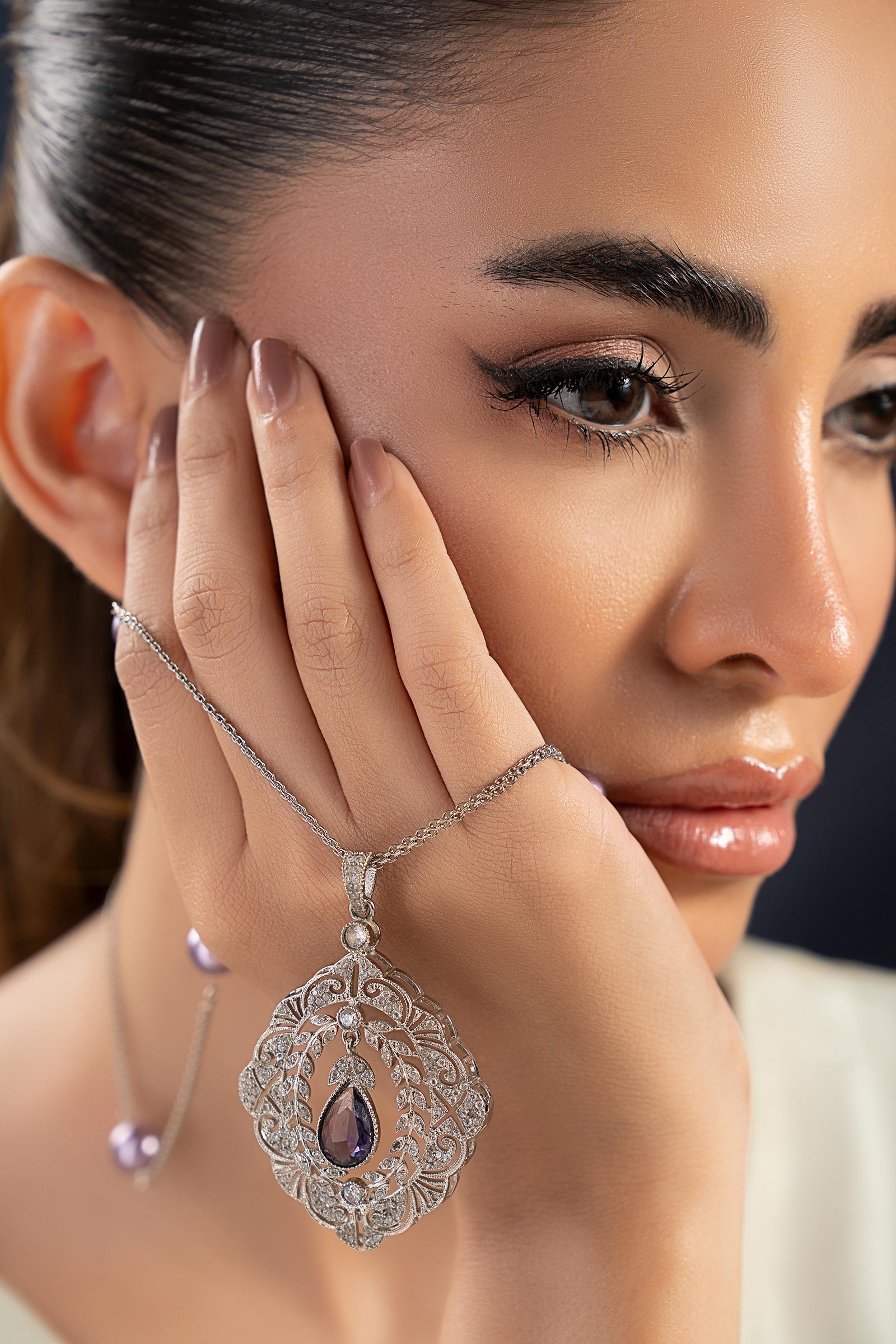https://cdn.shopify.com/s/files/1/0620/8788/9062/files/JPN_W25_02_Violet_Closeup_B.jpg?v=1759240778