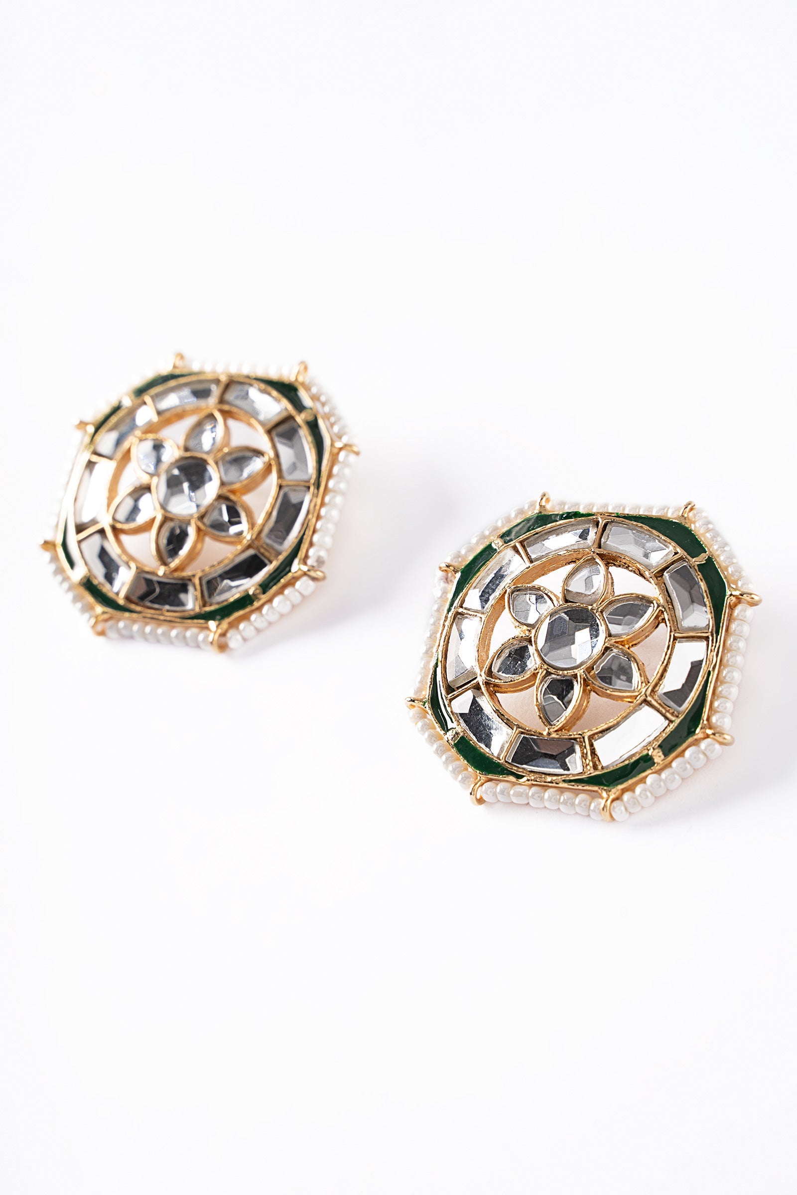 Avira Studs