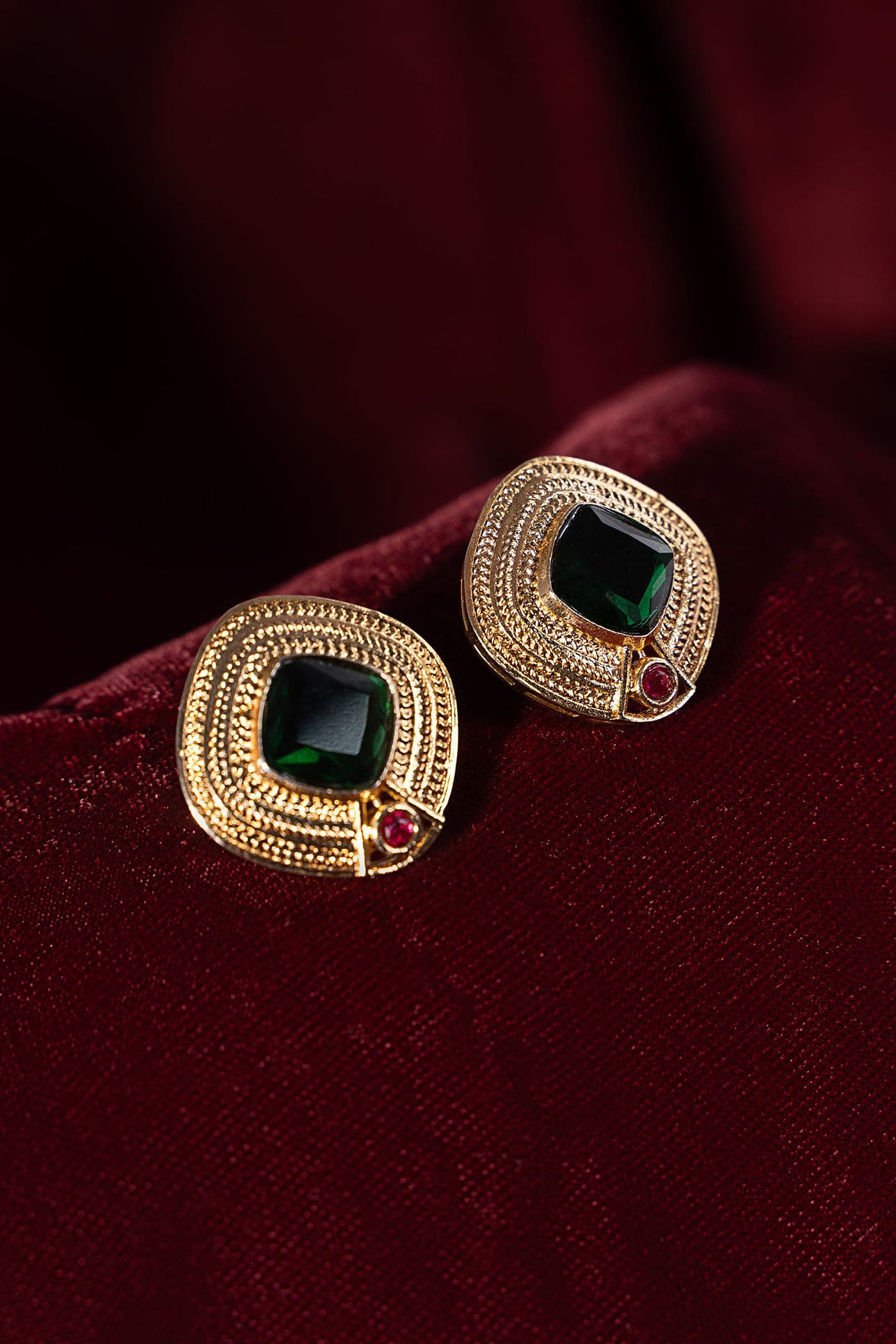 Nadare Studs
