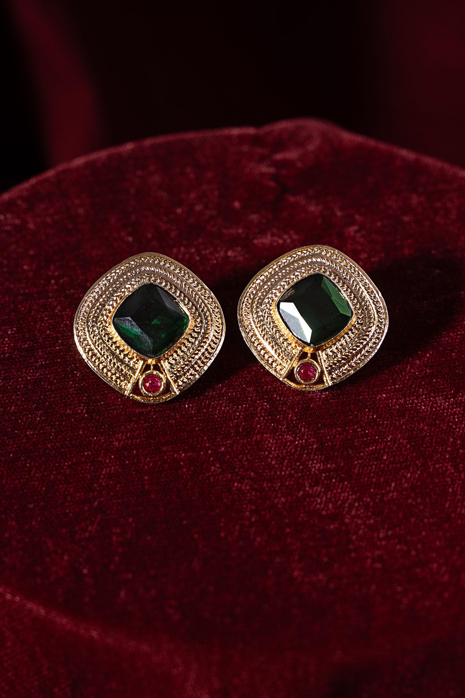 Nadare Studs